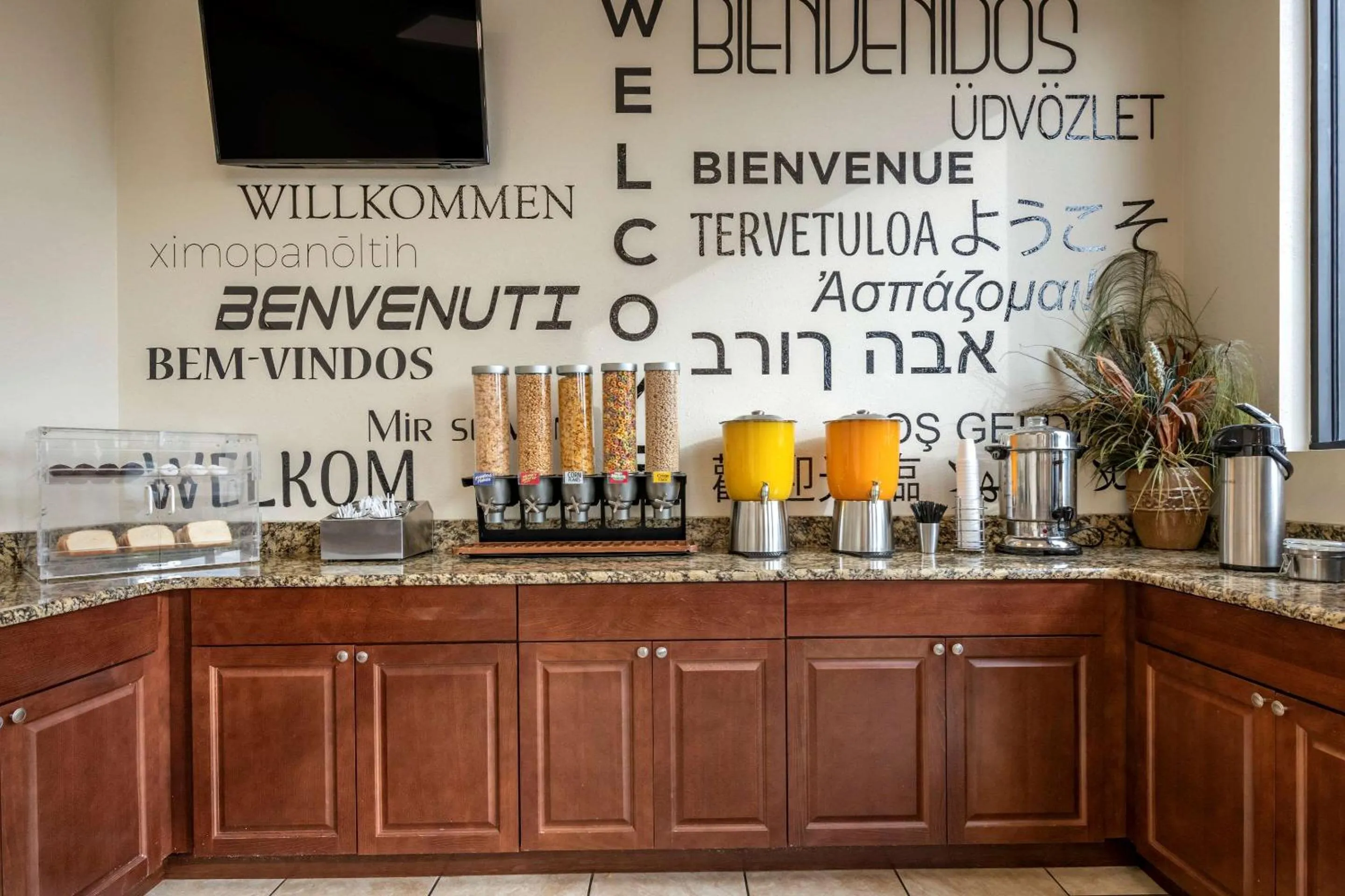 Restaurant/places to eat in Econo Lodge Inn & Suites Maingate Central