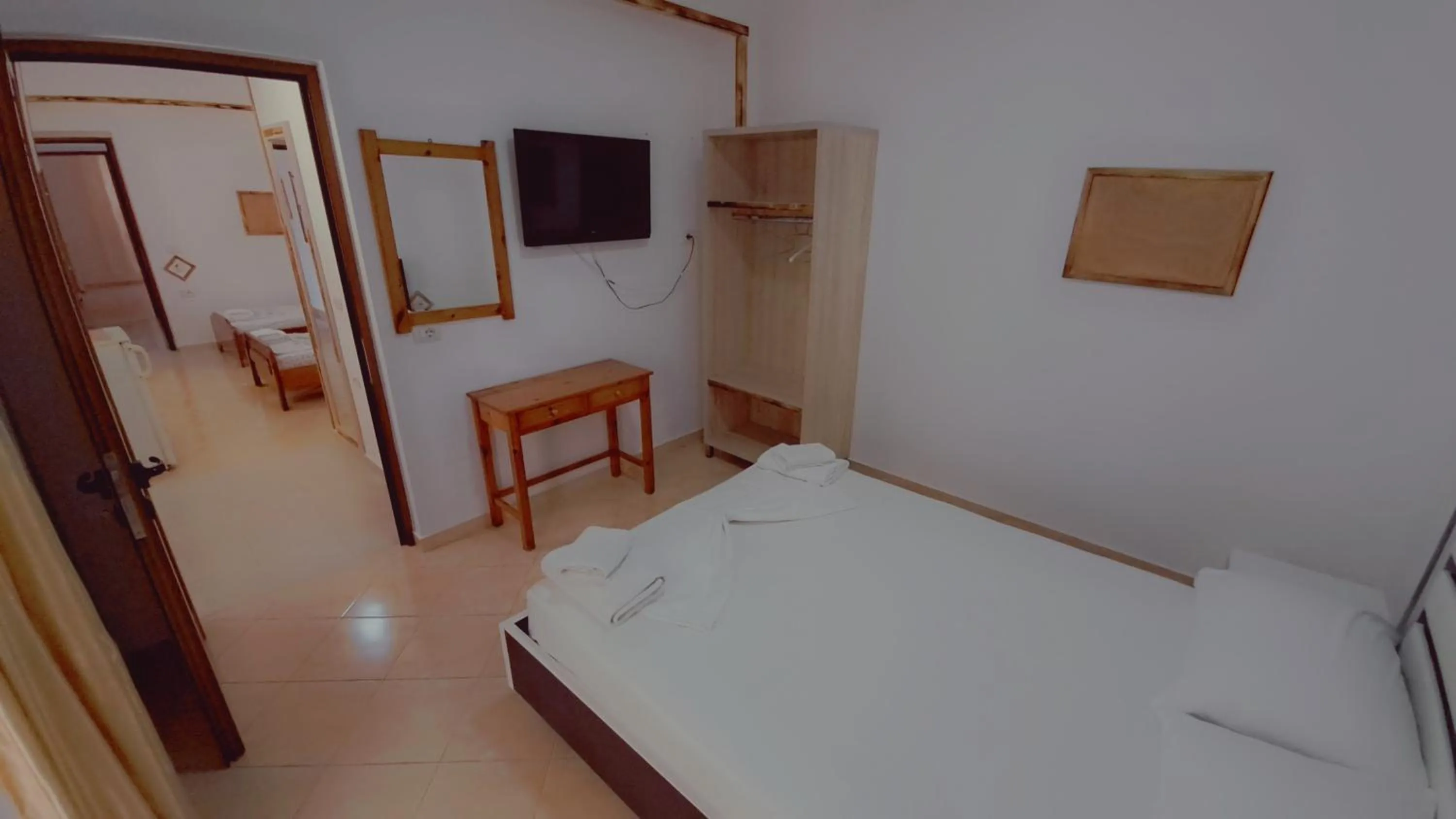 Communal lounge/ TV room, Bed in Hotel Vathi