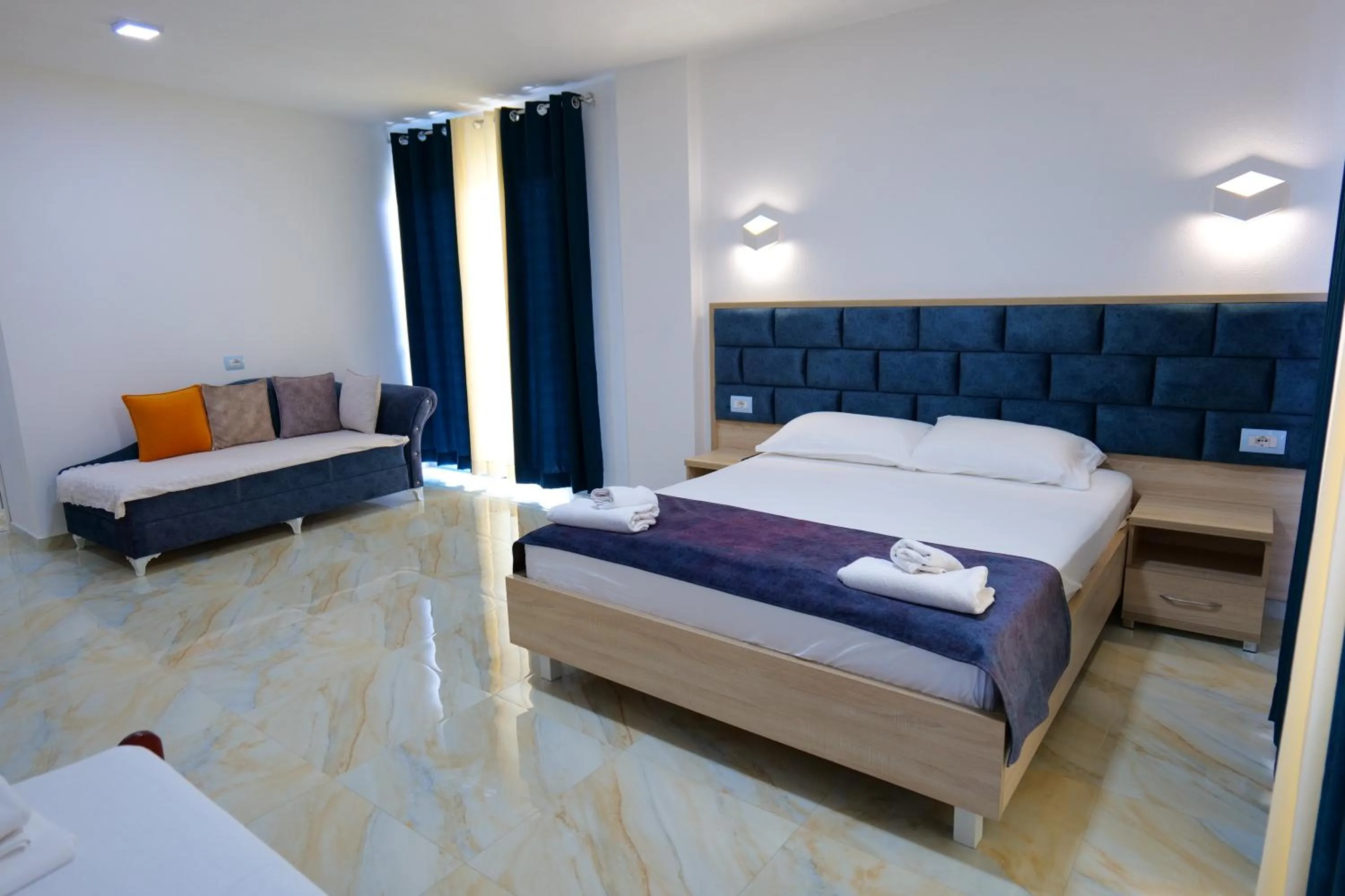 Living room, Bed in Hotel Vathi