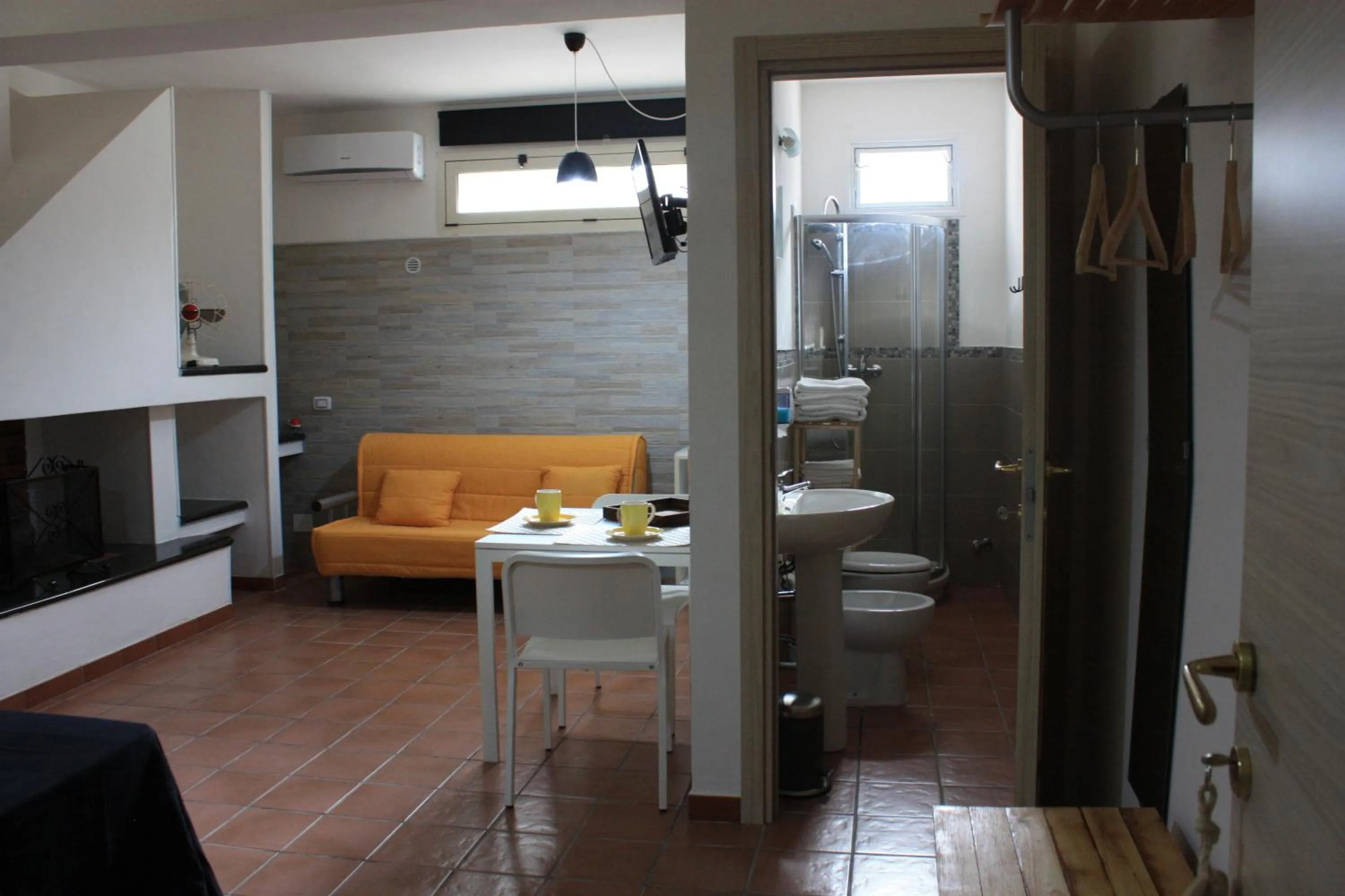 Photo of the whole room in La Macchia