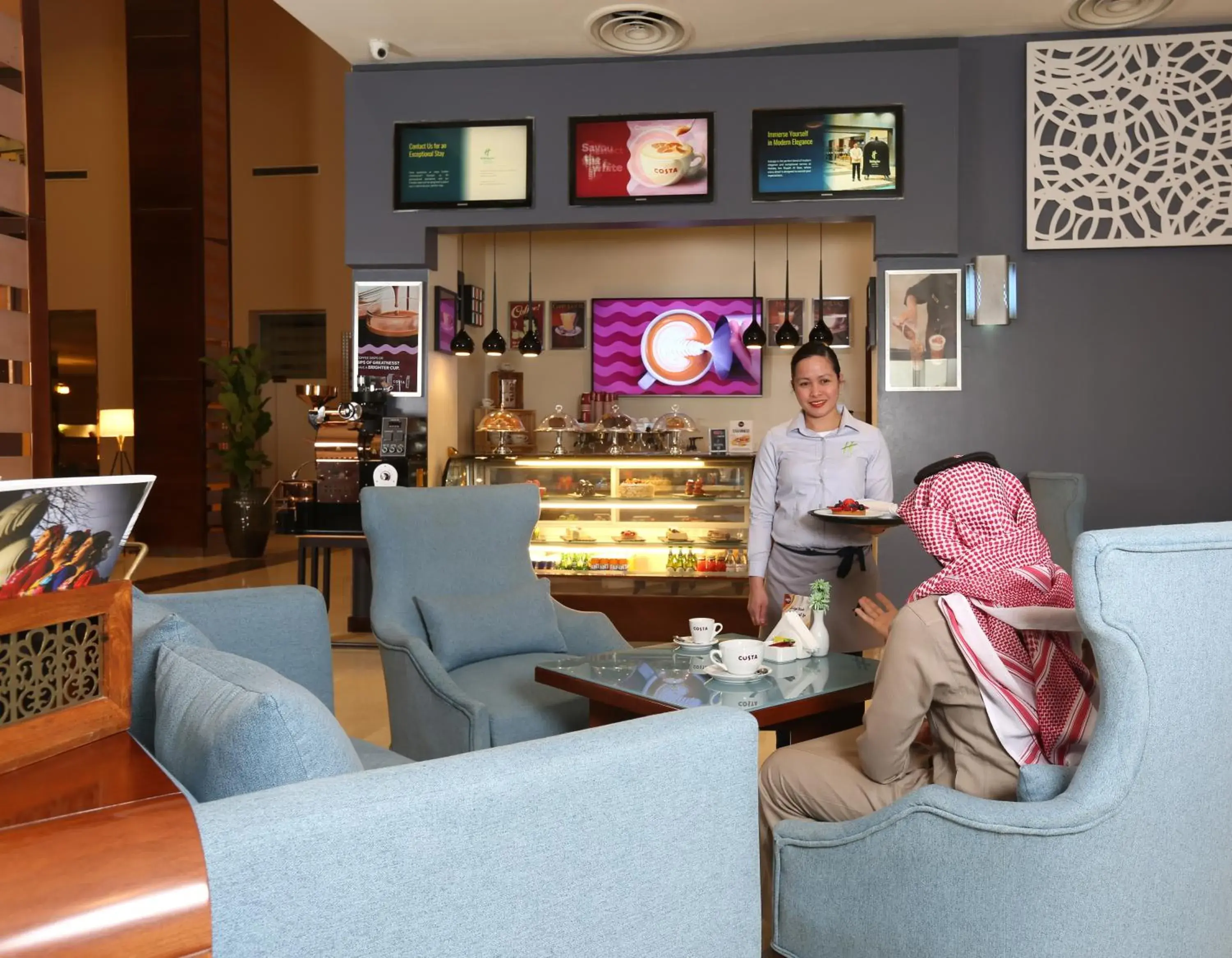 Lounge or bar in Holiday Inn Riyadh Al Qasr by IHG Lounge or bar in Holiday Inn Riyadh Al Qasr by IHG