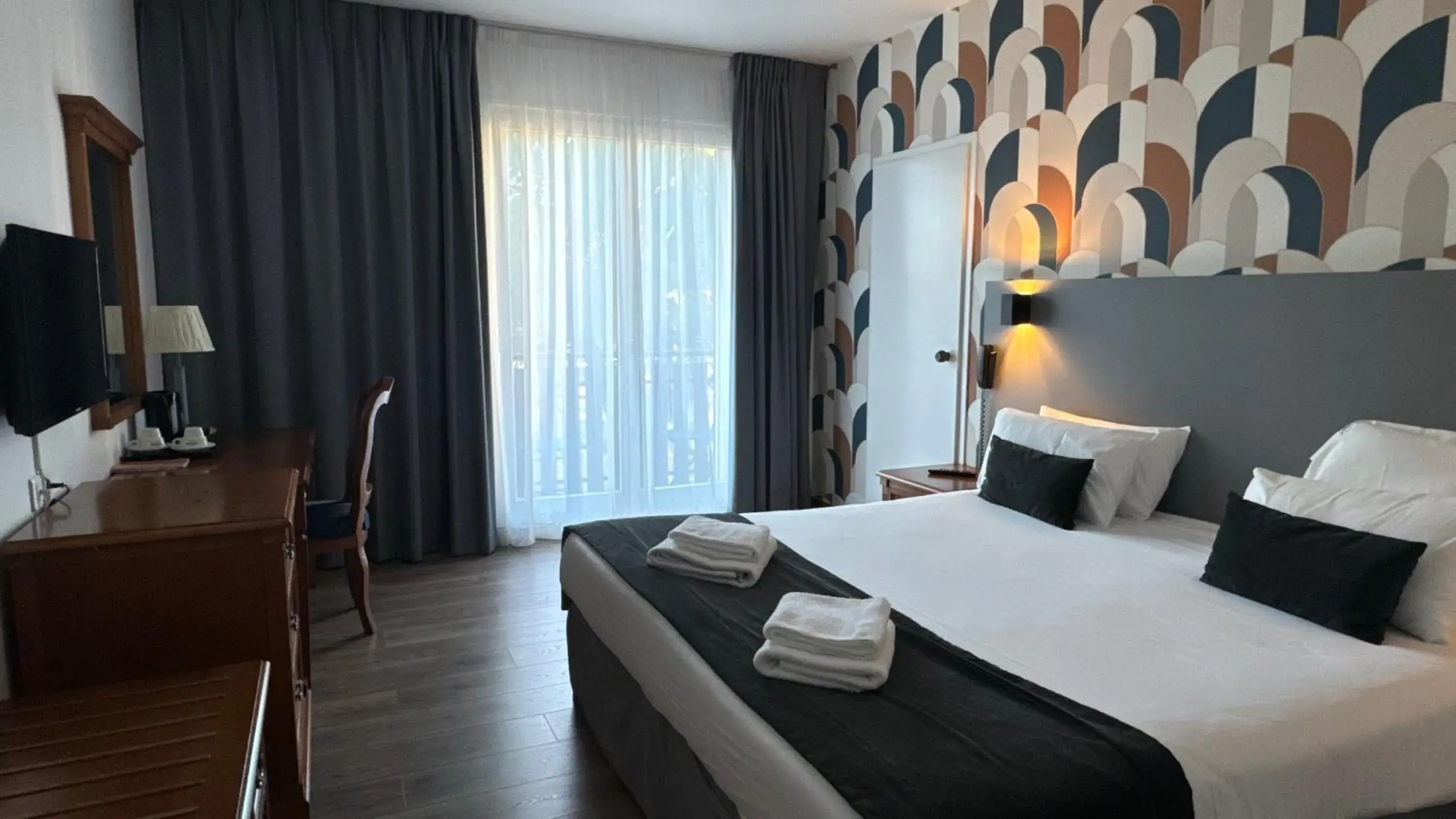 Queen Room with Balcony in Hotel Le Bourgogne Queen Room with Balcony in Hotel Le Bourgogne