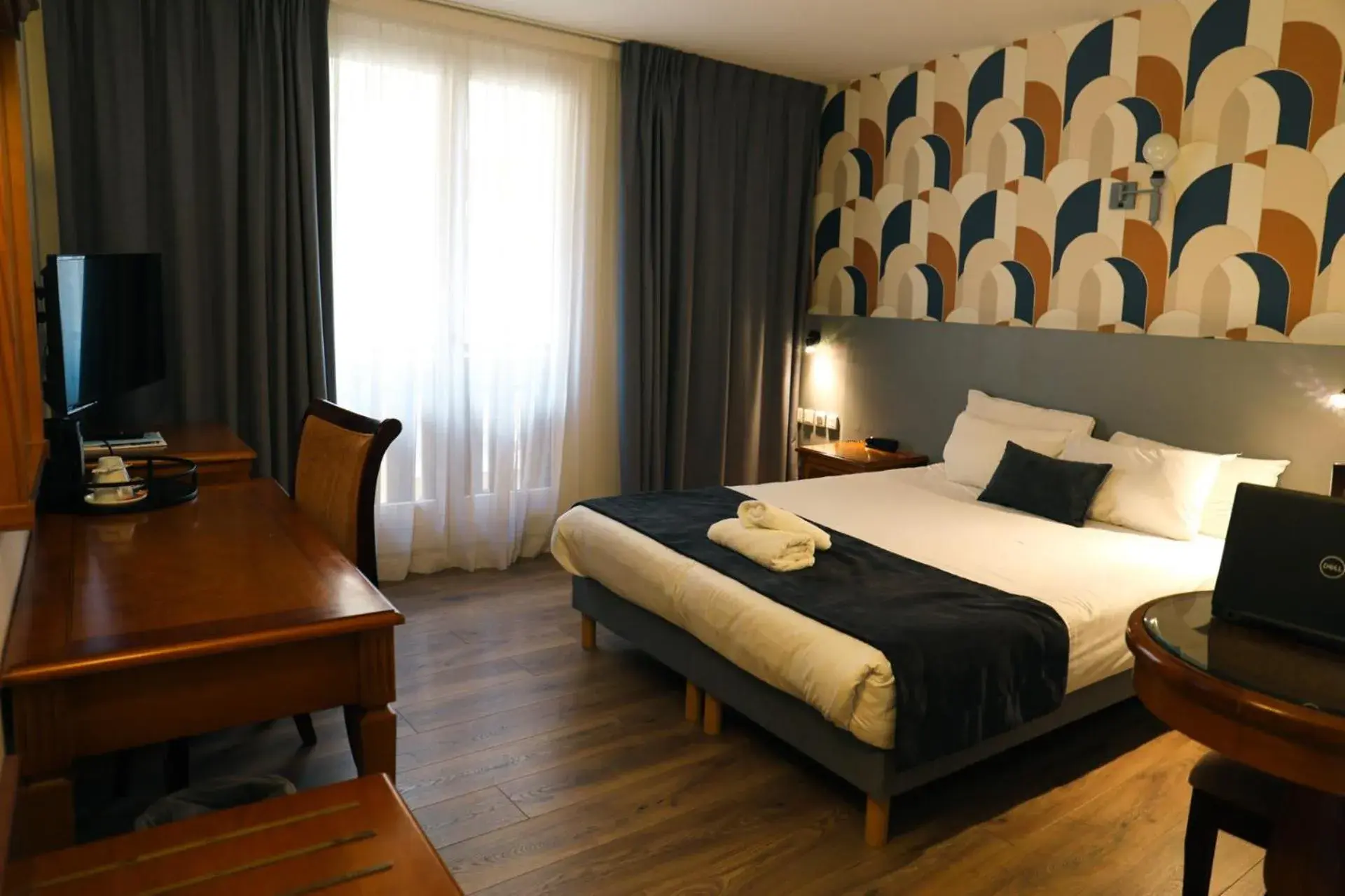 Bed in Hotel Le Bourgogne Bed in Hotel Le Bourgogne