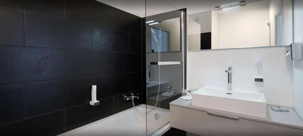 Shower in Hotel Le Bourgogne