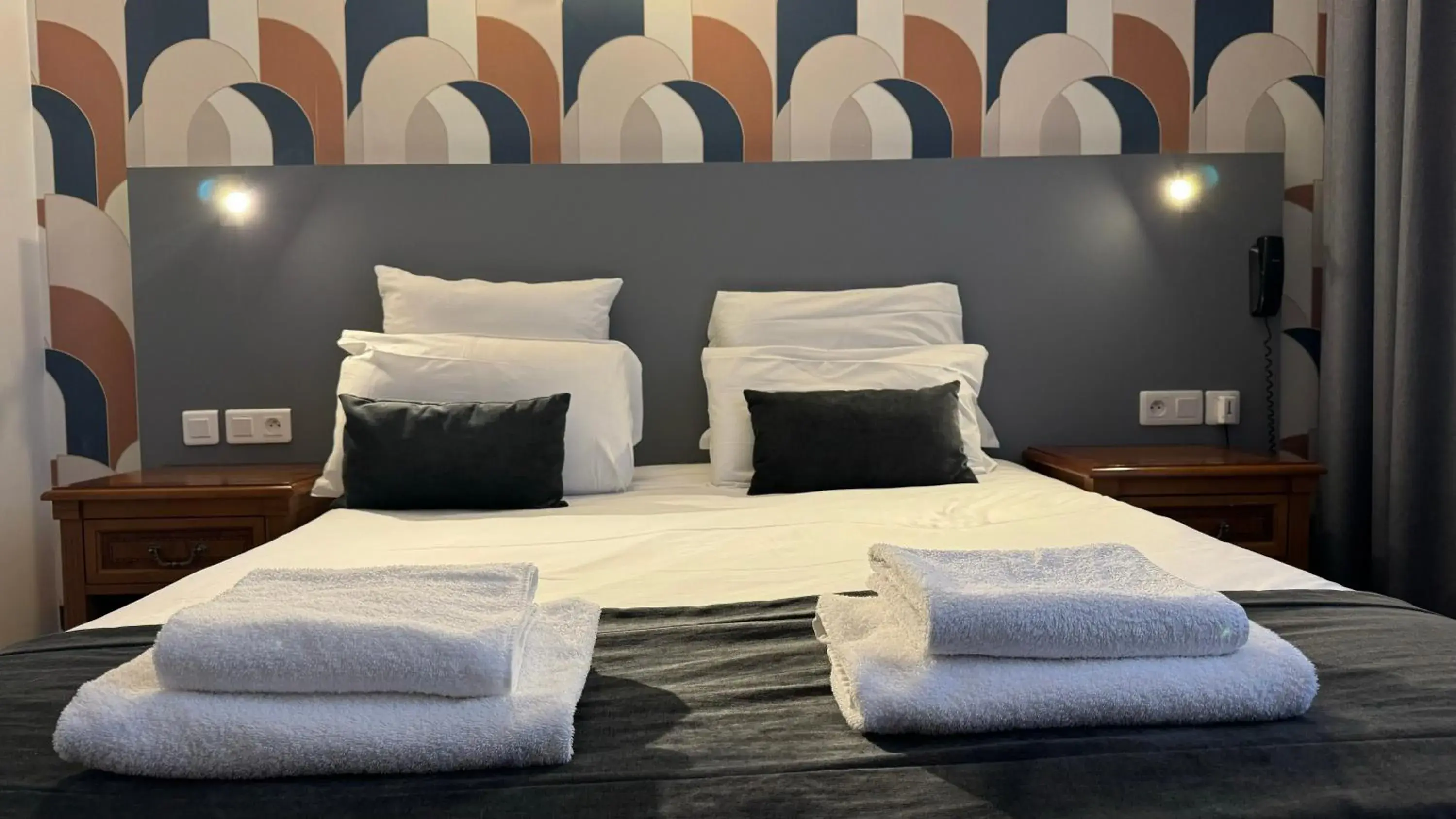 Bed in Hotel Le Bourgogne Bed in Hotel Le Bourgogne