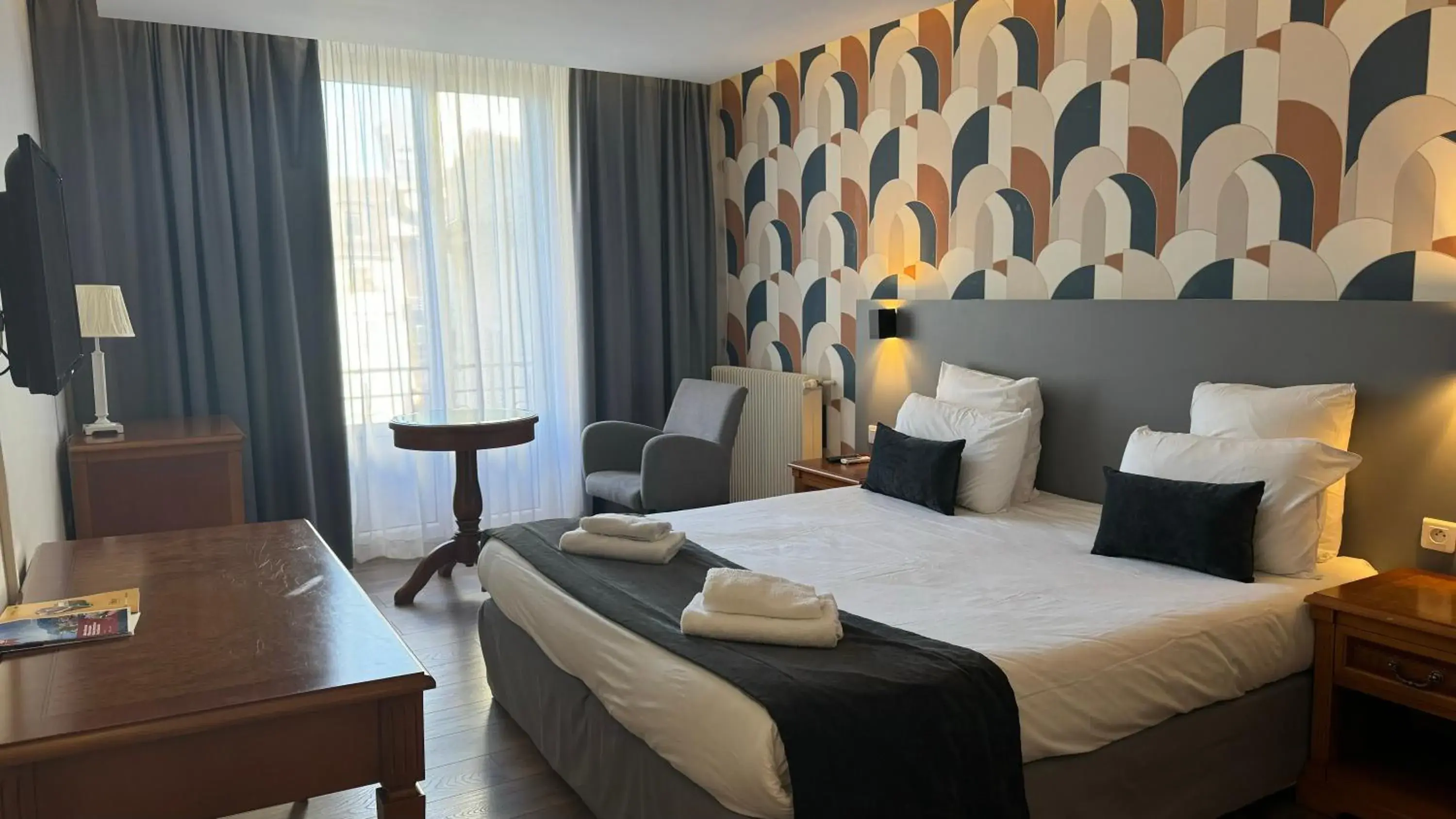 Bed in Hotel Le Bourgogne Bed in Hotel Le Bourgogne