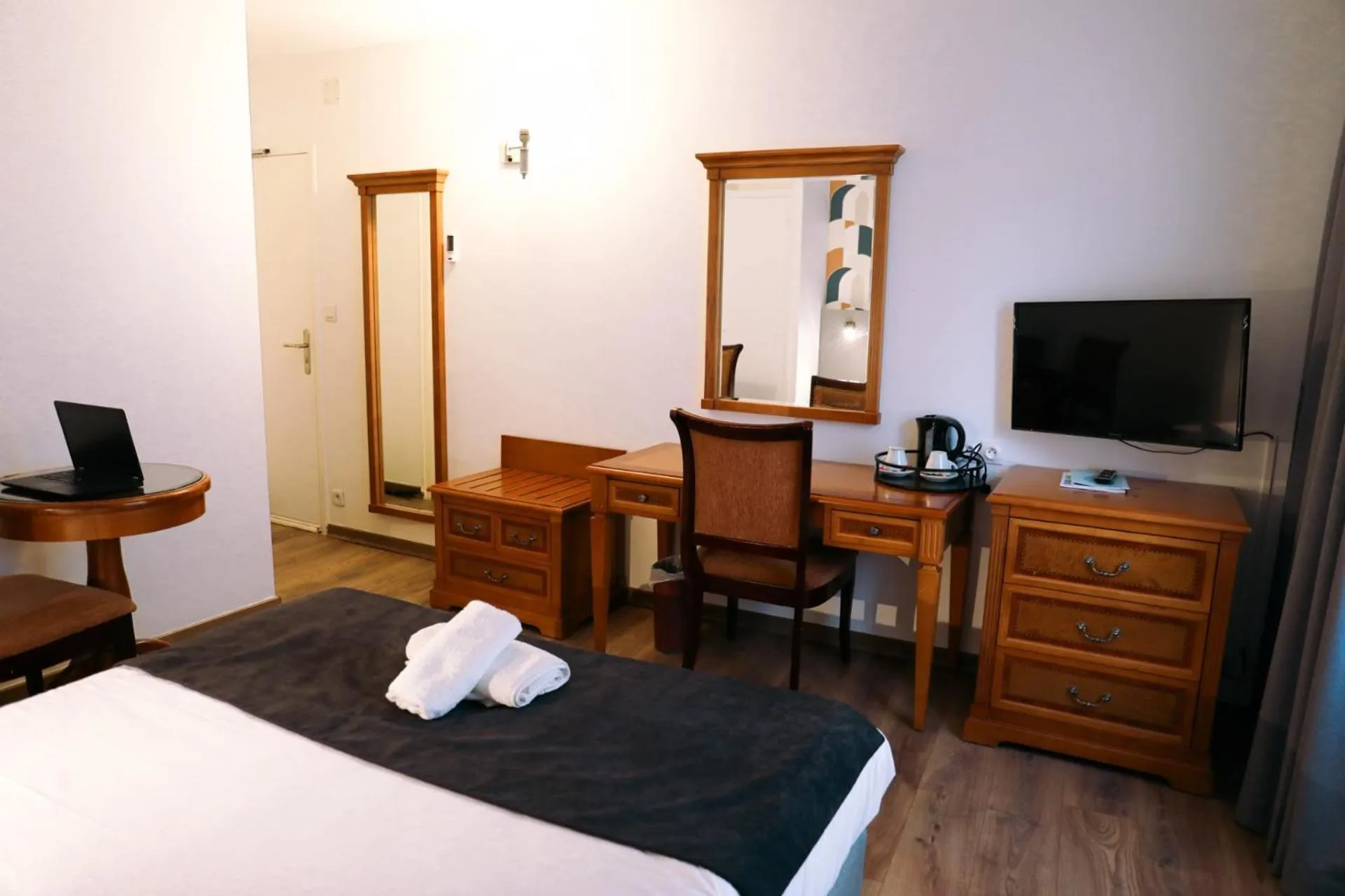 Bed in Hotel Le Bourgogne