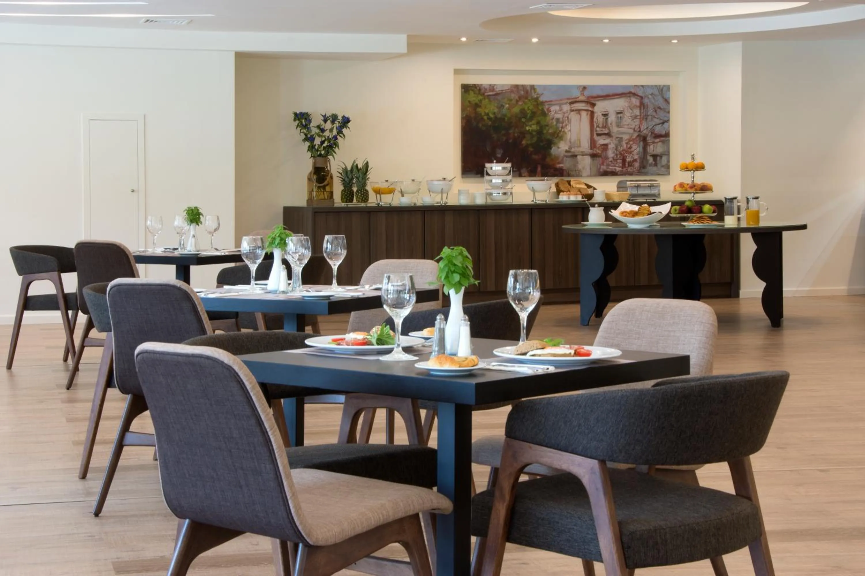 Restaurant/places to eat in Athens Avenue Hotel