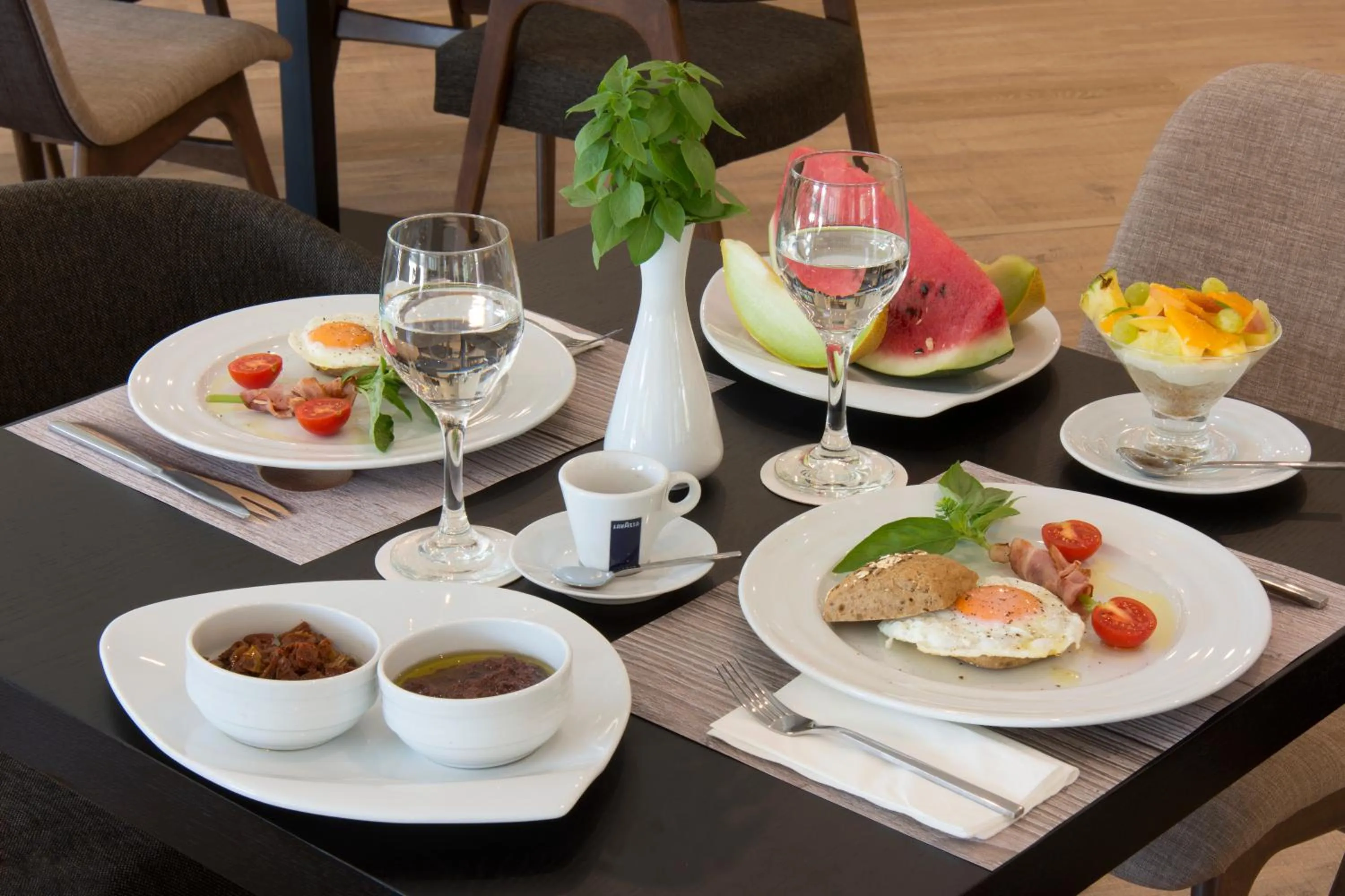 Restaurant/places to eat in Athens Avenue Hotel