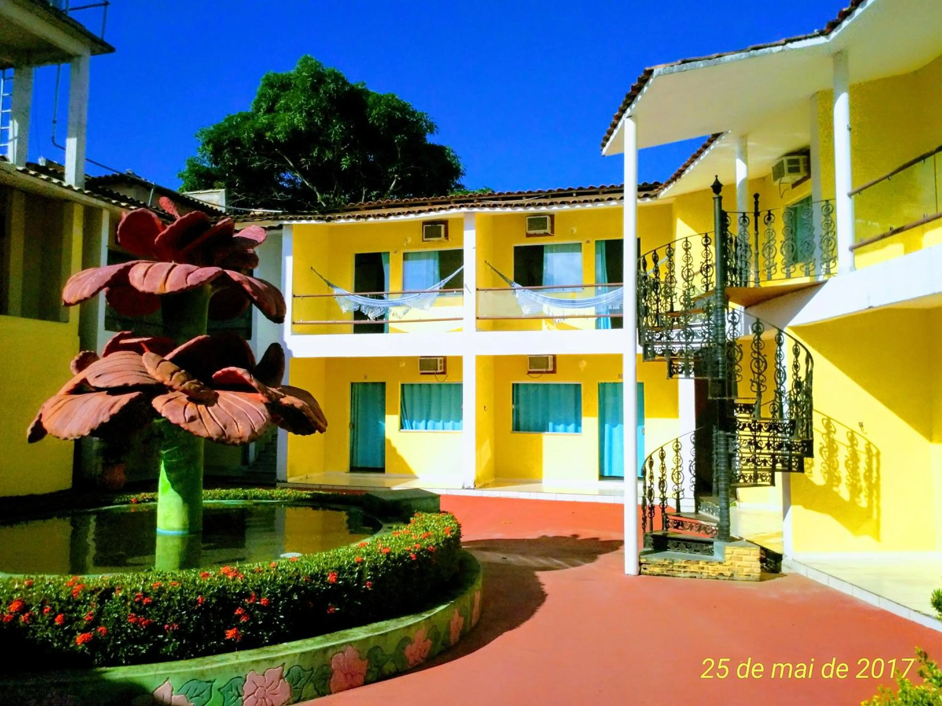 Property building in Hotel Porto Garden