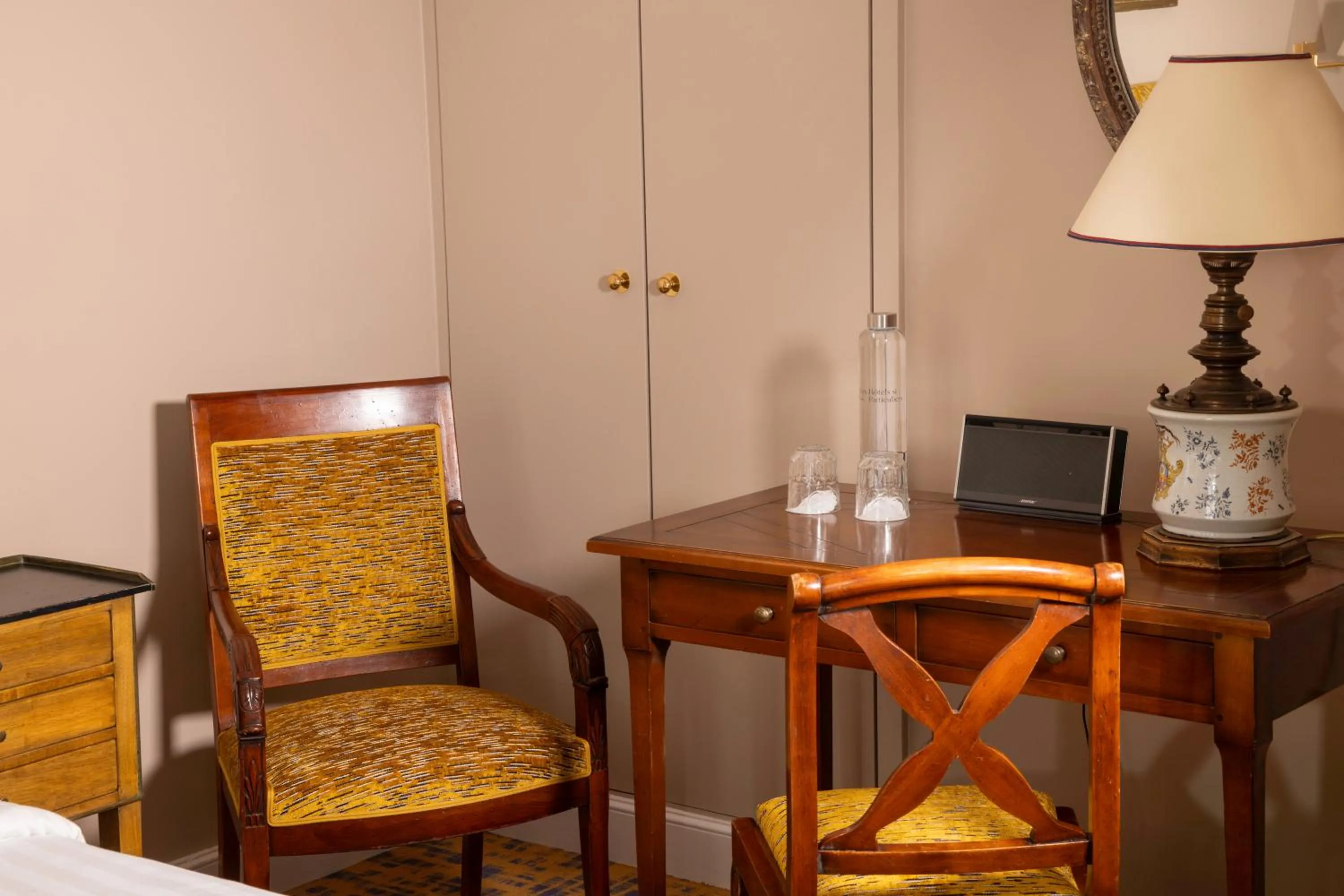 Seating area in Le Relais Madeleine