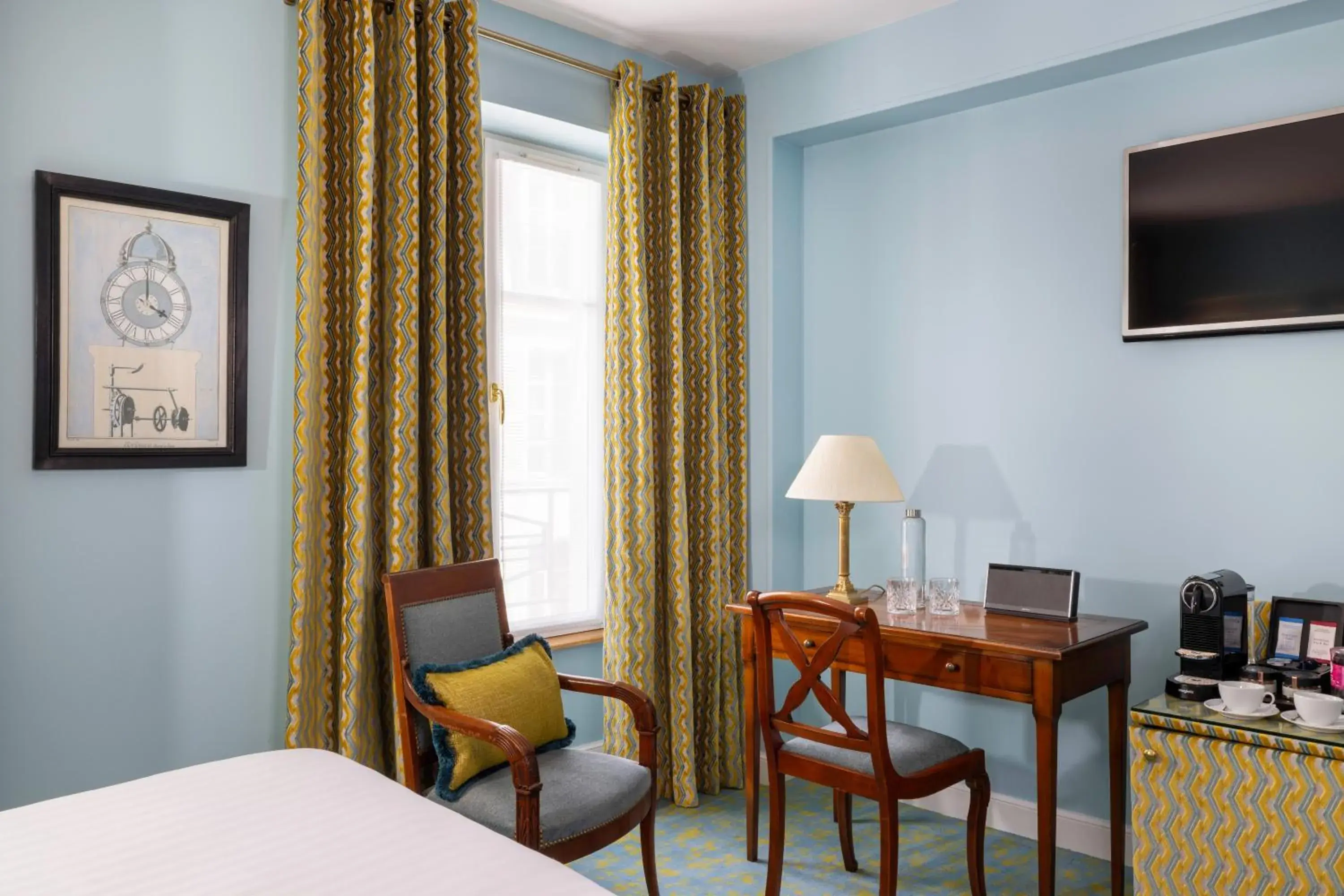 Coffee/tea facilities, Bed in Le Relais Madeleine Coffee/tea facilities, Bed in Le Relais Madeleine