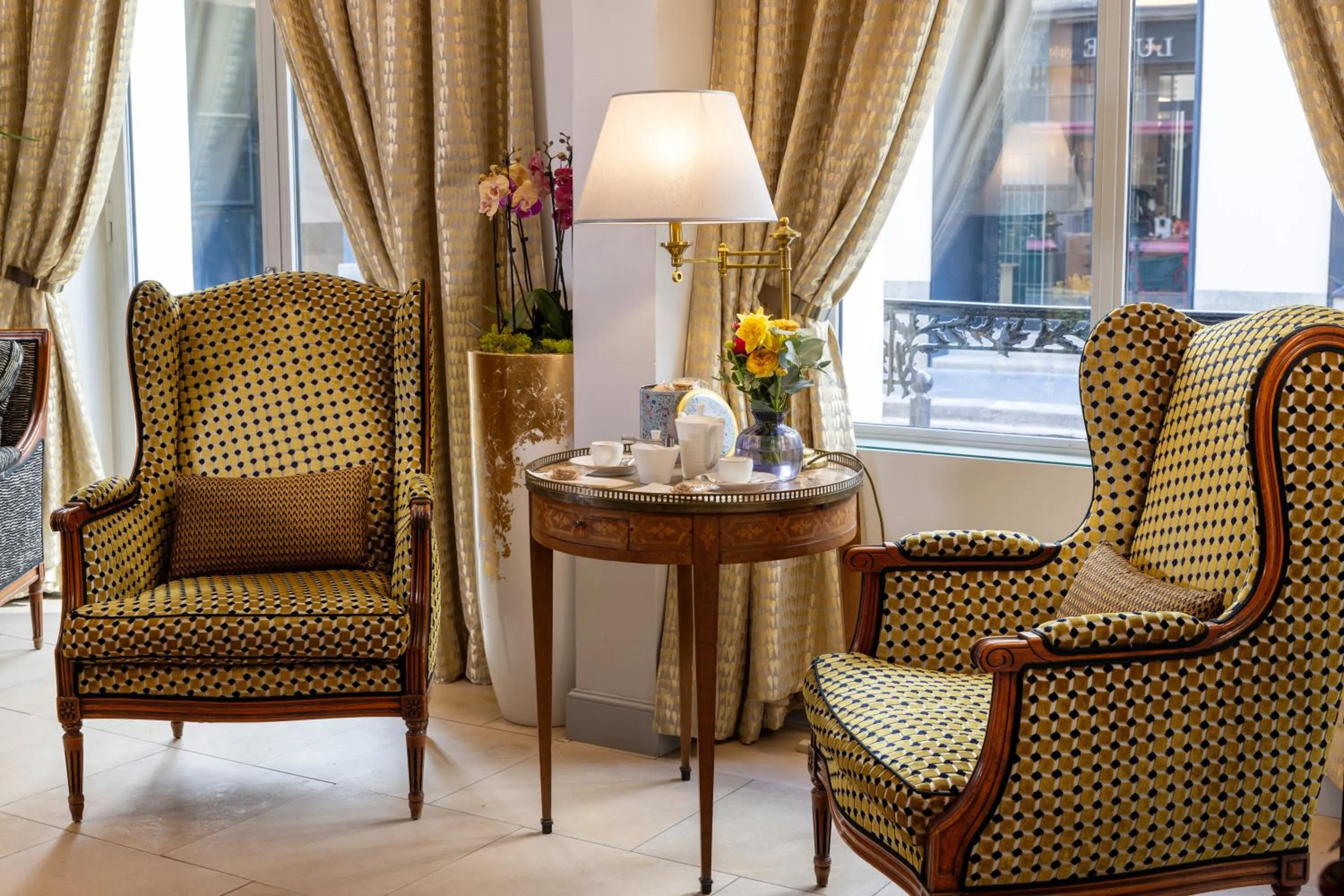 Seating area in Le Relais Madeleine