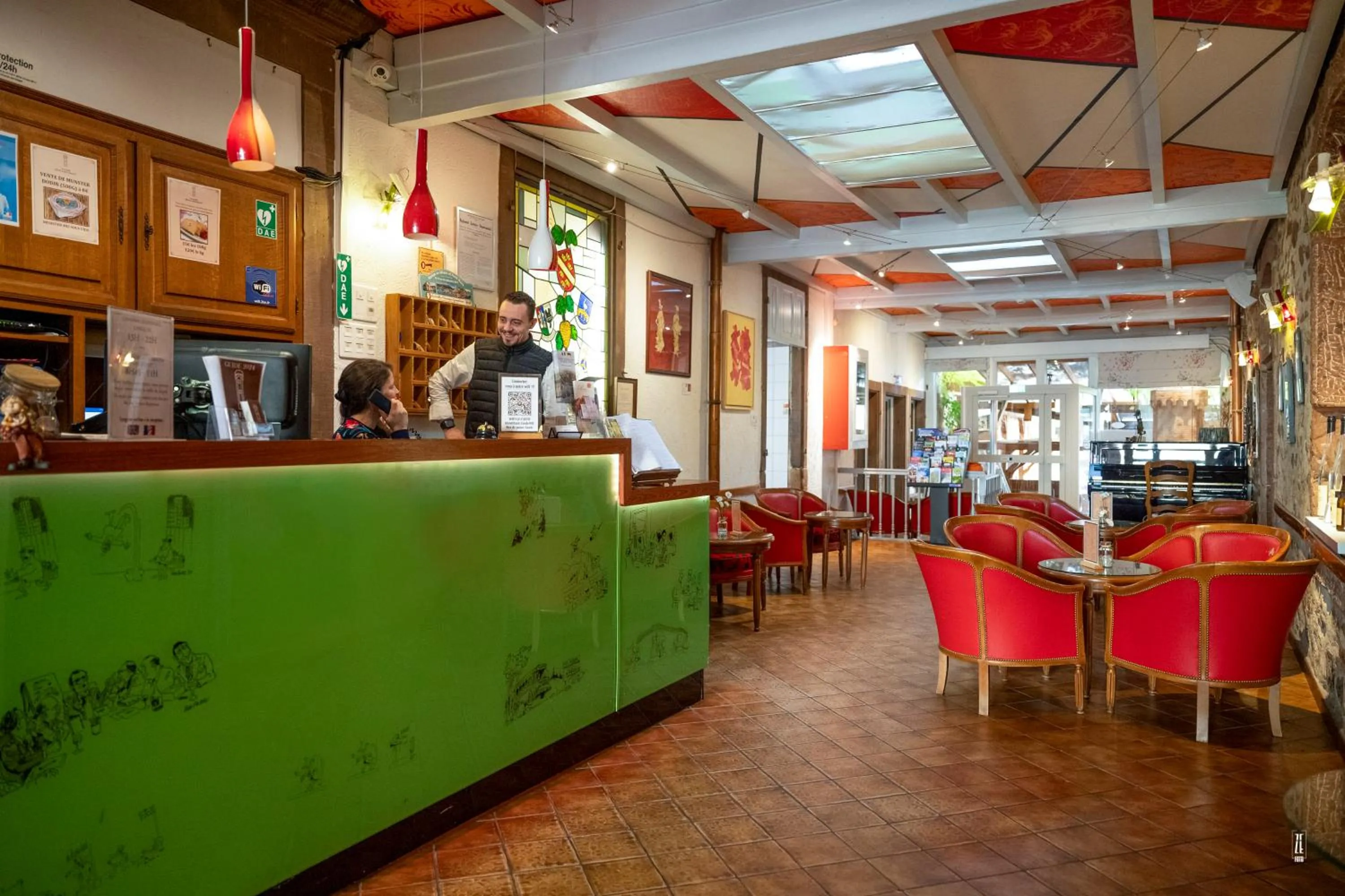 Lounge or bar in Logis Hotel Restaurant Le Faudé