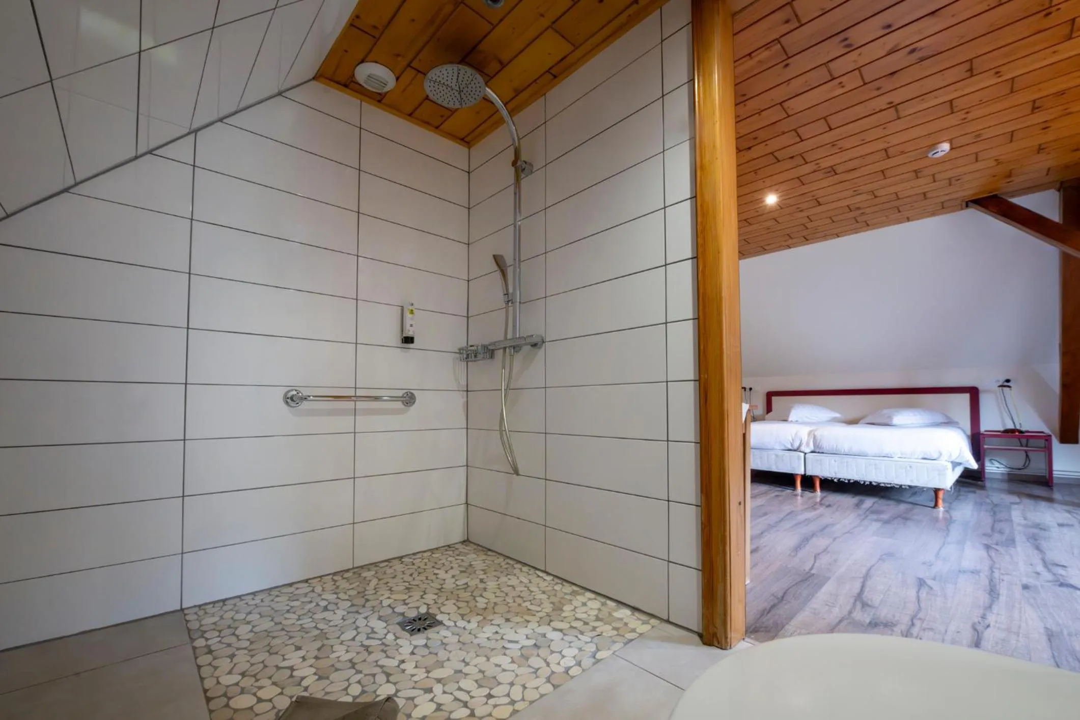 Bathroom, Bed in Logis Hotel Restaurant Le Faudé