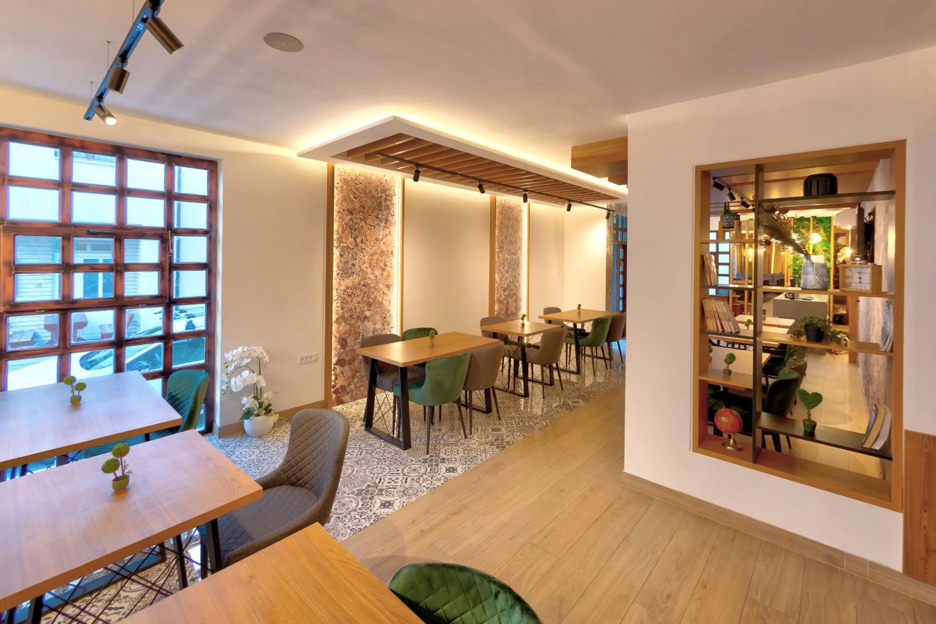 Restaurant/places to eat in Hotel Sinan Han