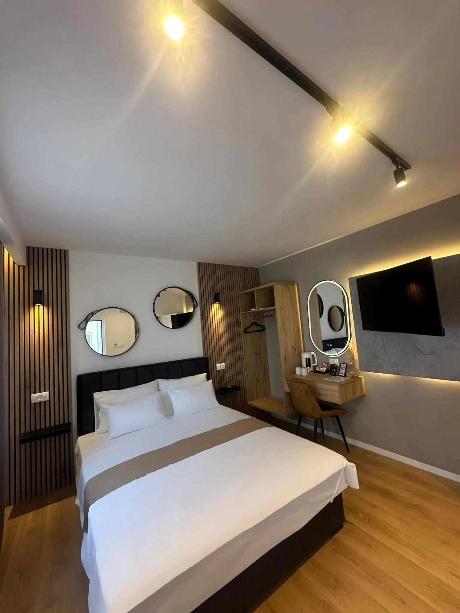 Bathroom, Bed in Hotel Sinan Han