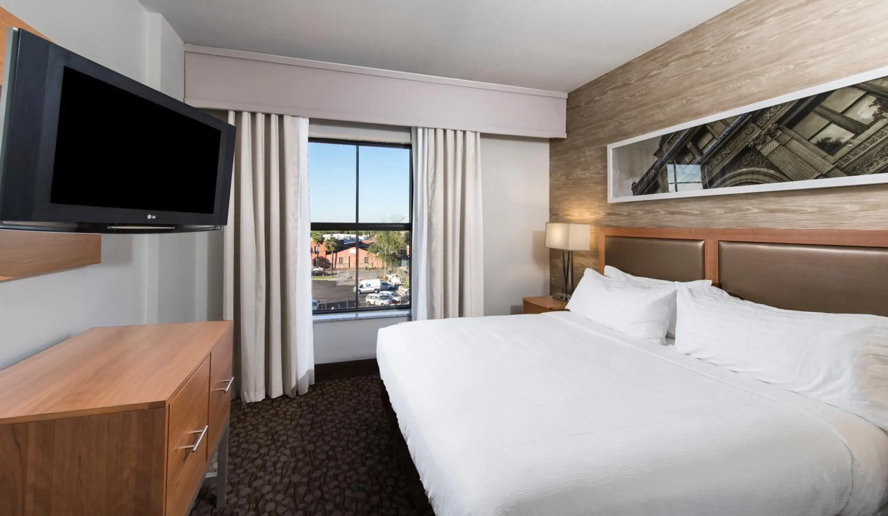 Photo of the whole room, Bed in Holiday Inn Savannah Historic District by IHG Photo of the whole room, Bed in Holiday Inn Savannah Historic District by IHG