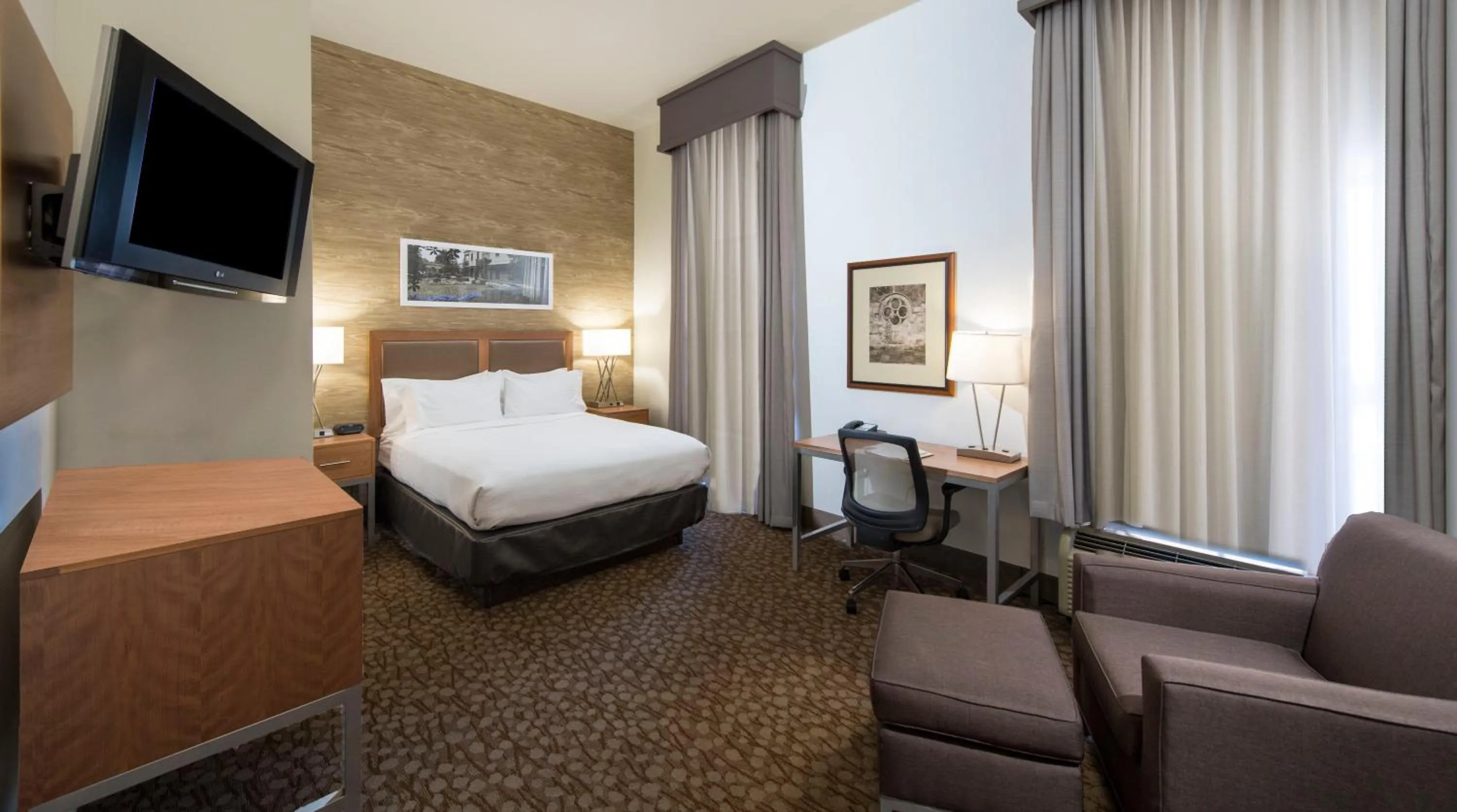 Photo of the whole room, Bed in Holiday Inn Savannah Historic District by IHG