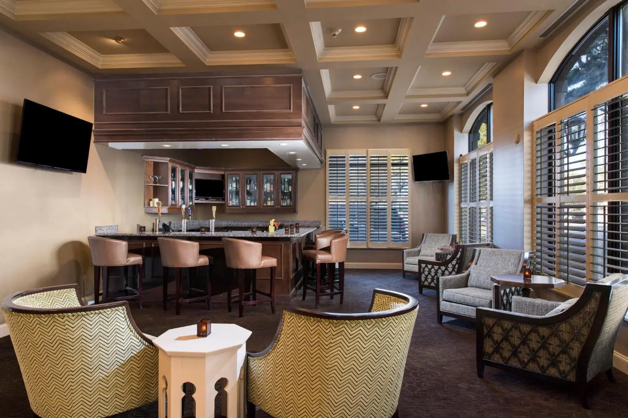 Lounge or bar in Holiday Inn Savannah Historic District by IHG Lounge or bar in Holiday Inn Savannah Historic District by IHG