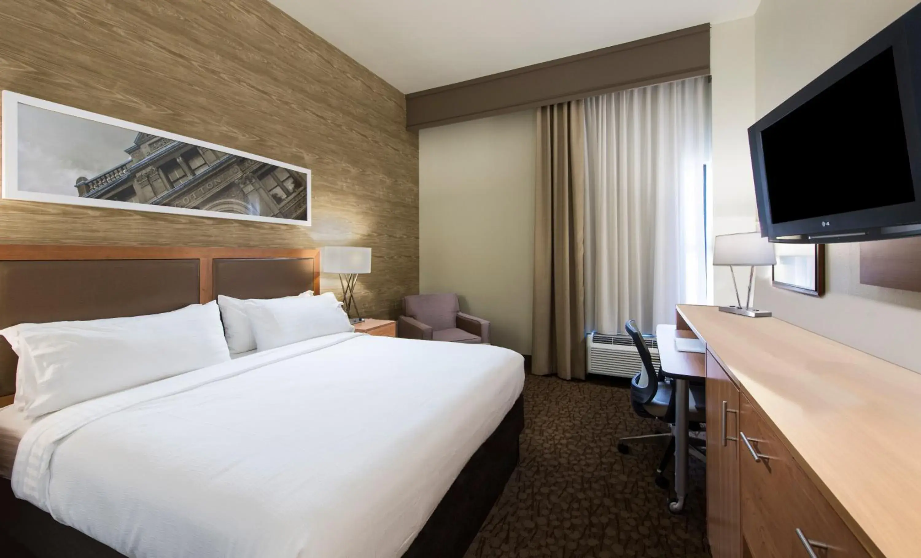 Standard Room in Holiday Inn Savannah Historic District by IHG Standard Room in Holiday Inn Savannah Historic District by IHG