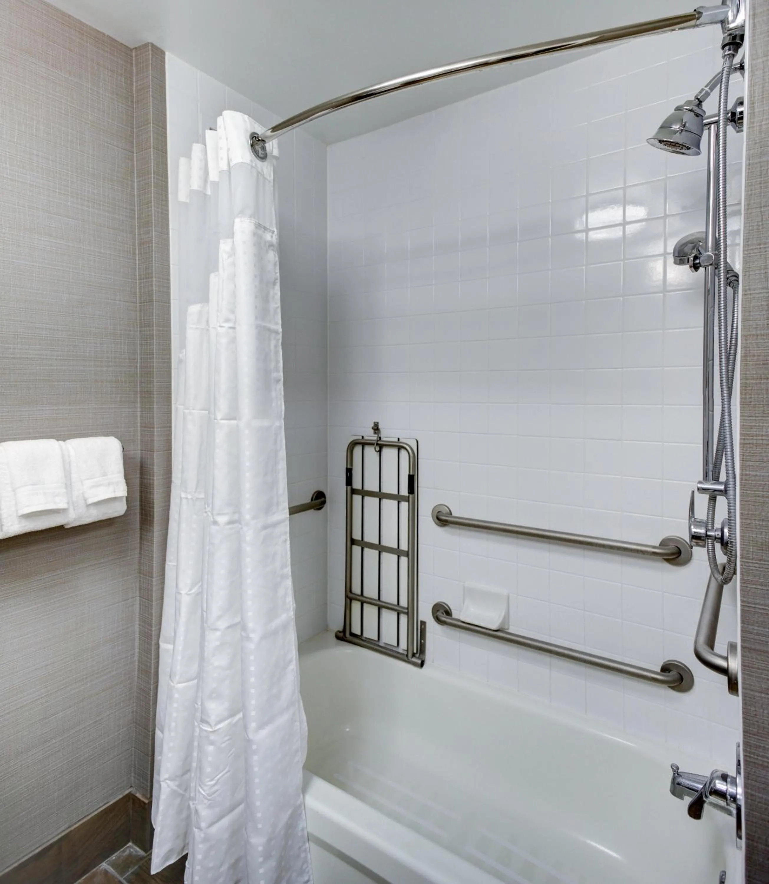 Bathroom in Holiday Inn Savannah Historic District by IHG