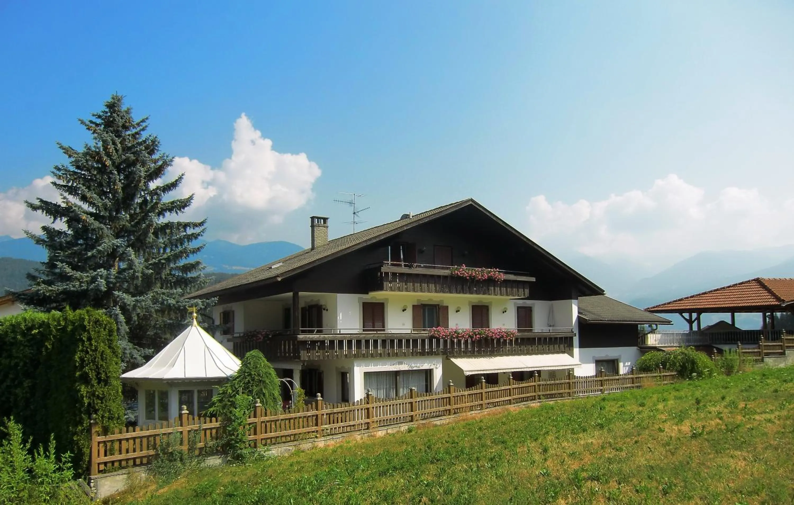 Facade/entrance in Pension Panorama
