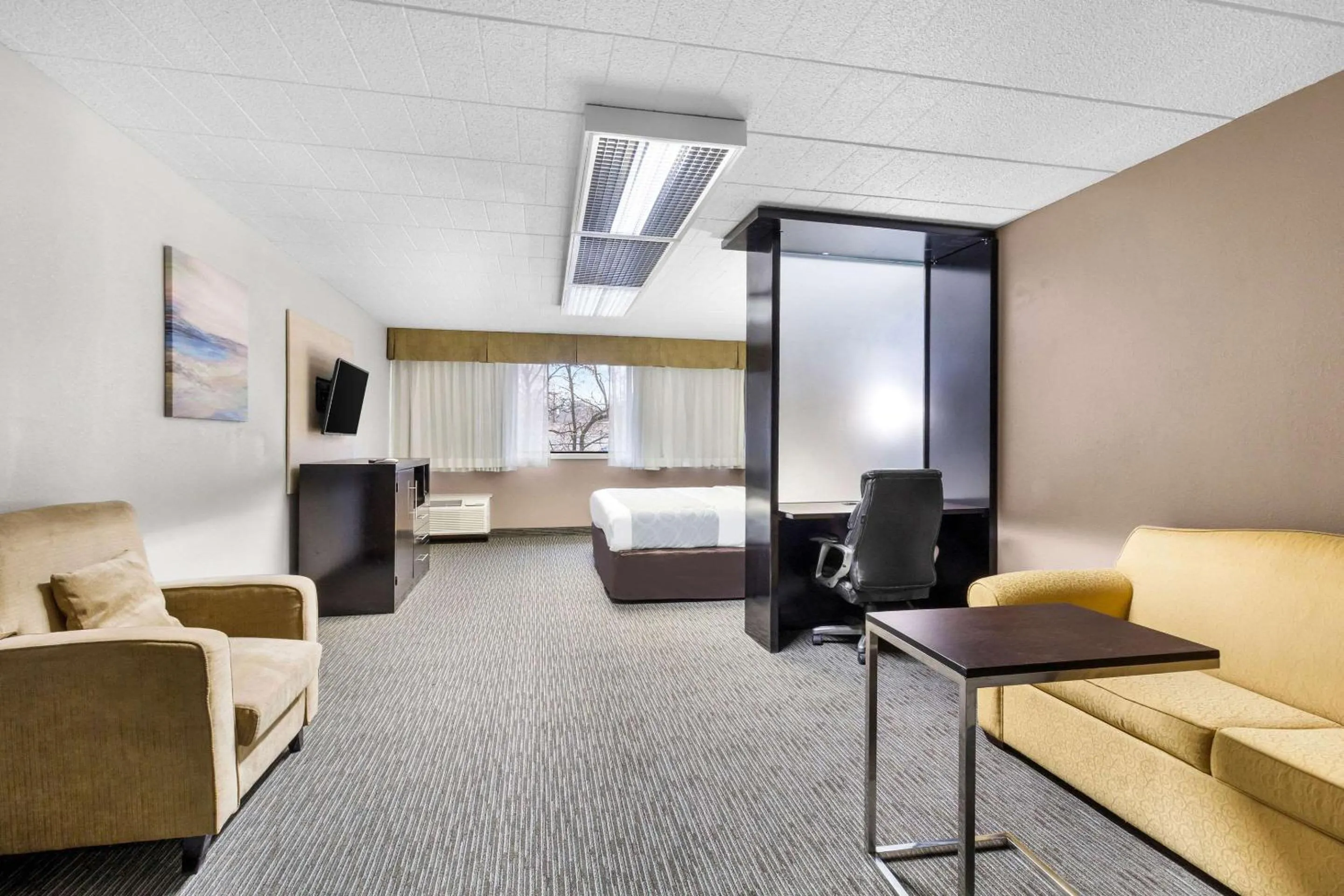 Bedroom in Quality Inn & Suites Altoona