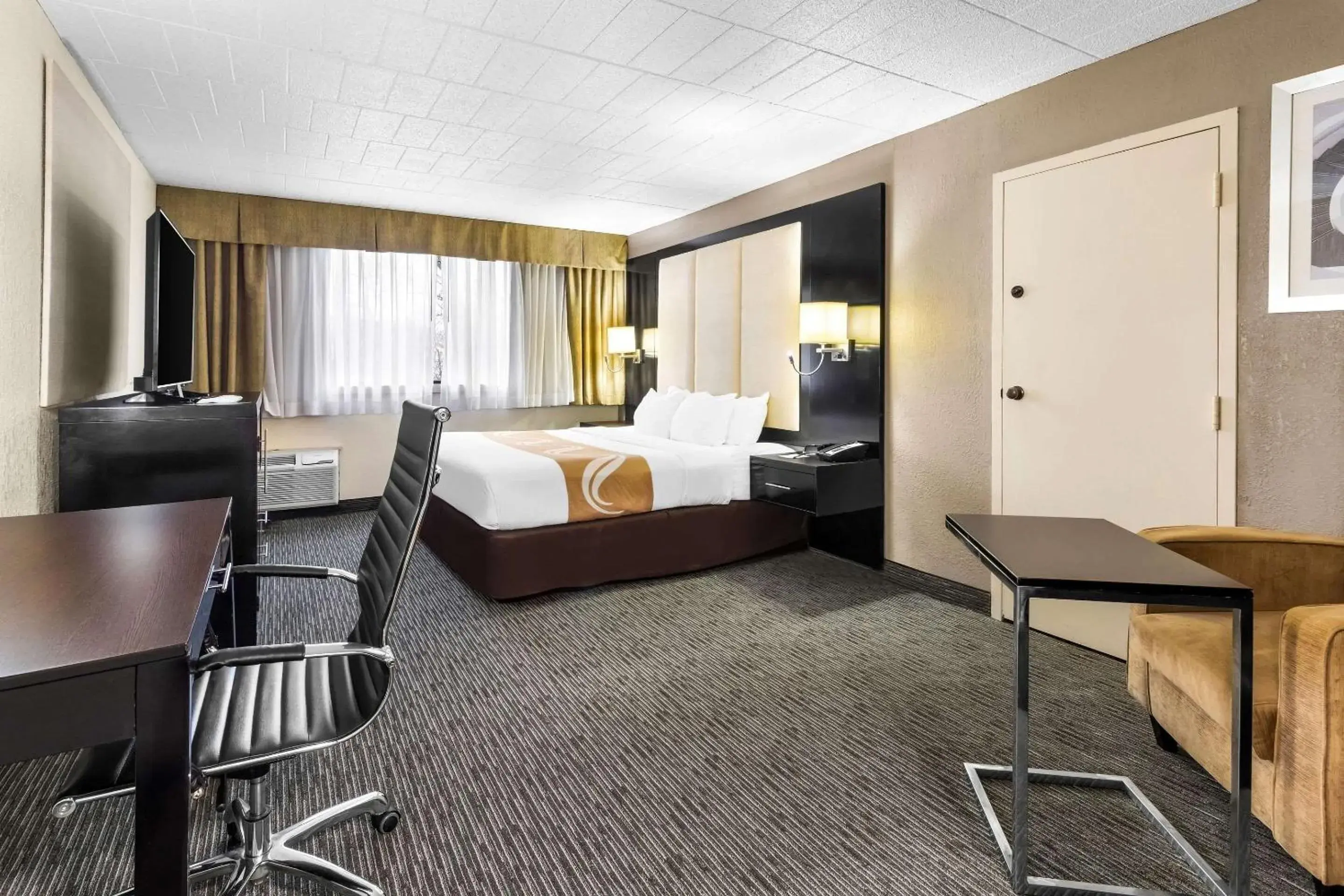 Bedroom, Bed in Quality Inn & Suites Altoona Bedroom, Bed in Quality Inn & Suites Altoona