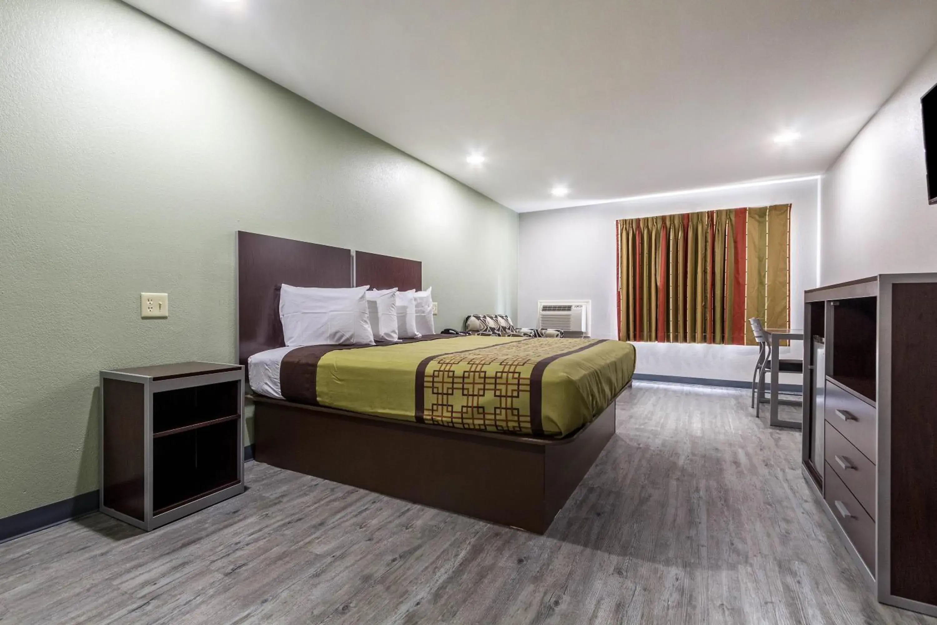 Bed in Scottish Inn and Suites Tomball Bed in Scottish Inn and Suites Tomball