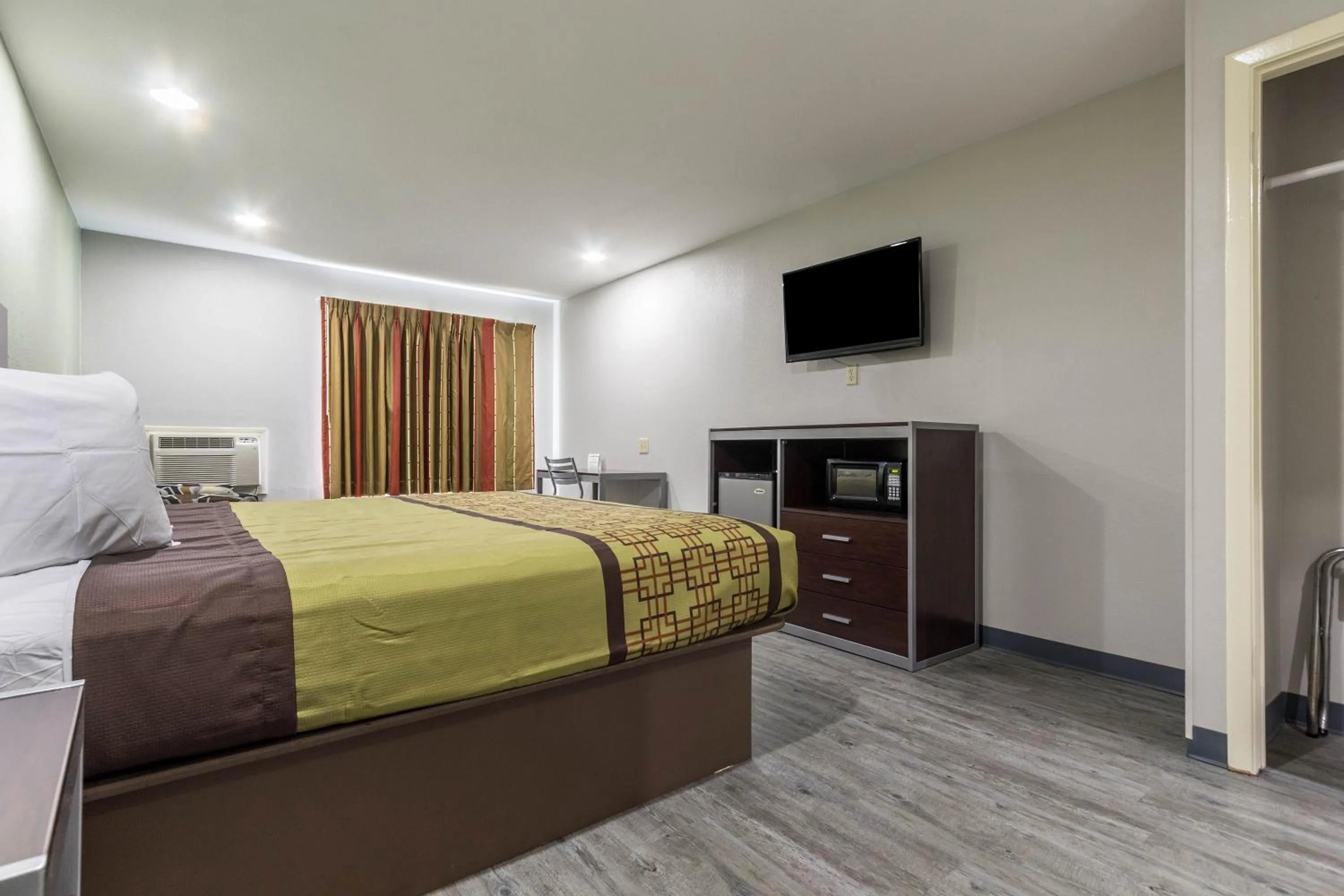 Bed in Scottish Inn and Suites Tomball