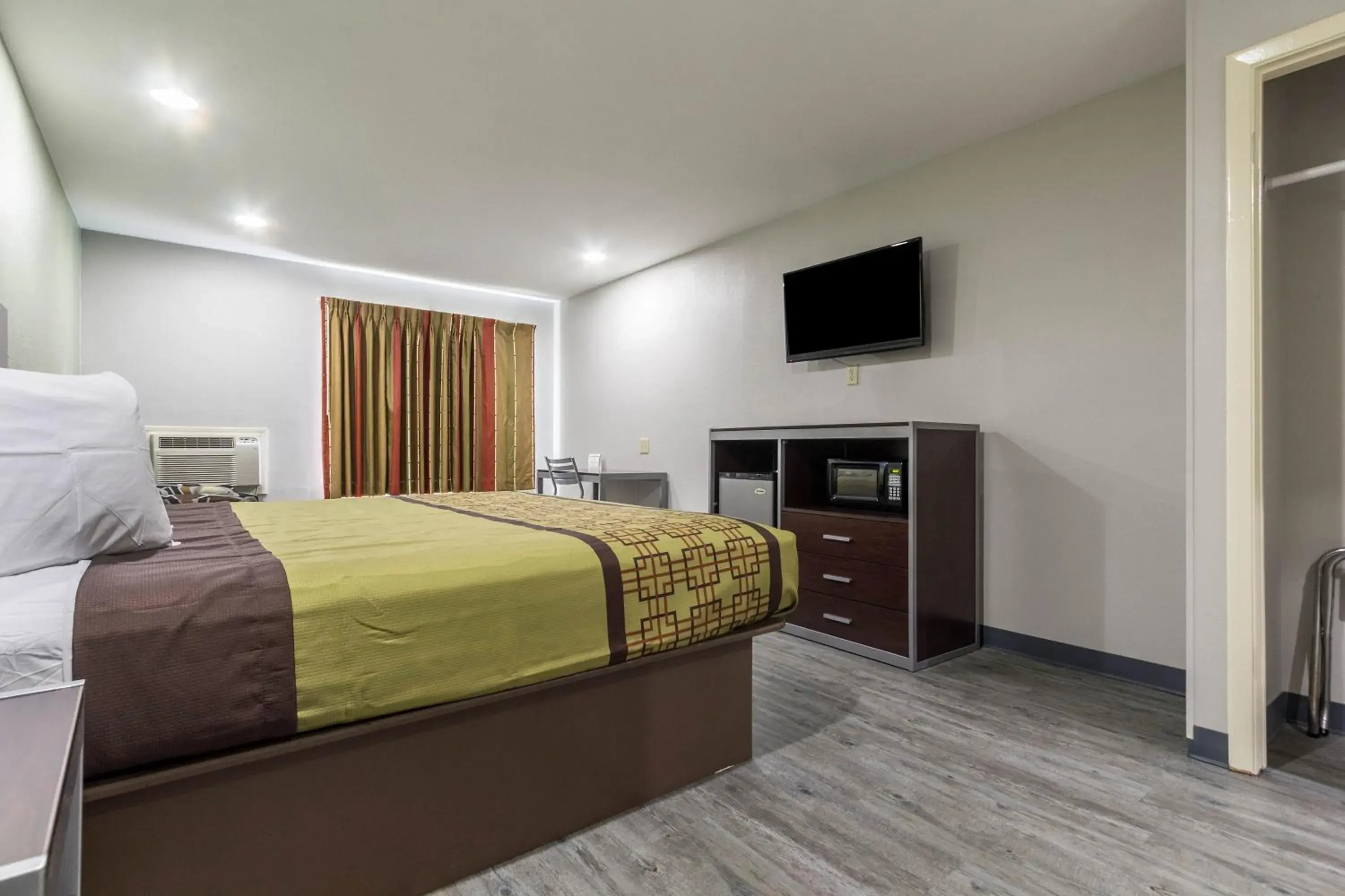 King Suite in Scottish Inn and Suites Tomball King Suite in Scottish Inn and Suites Tomball