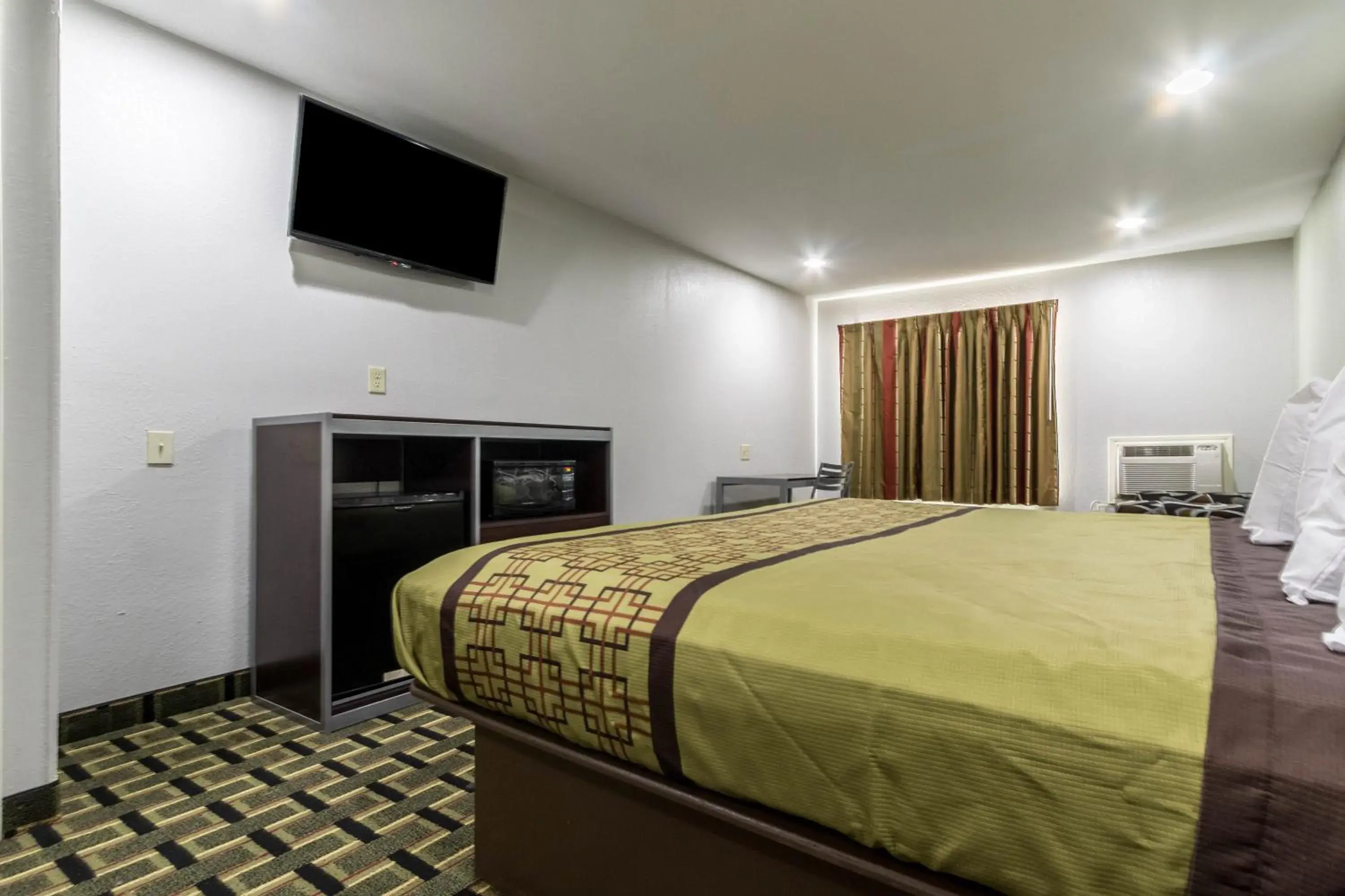 Bed in Scottish Inn and Suites Tomball Bed in Scottish Inn and Suites Tomball