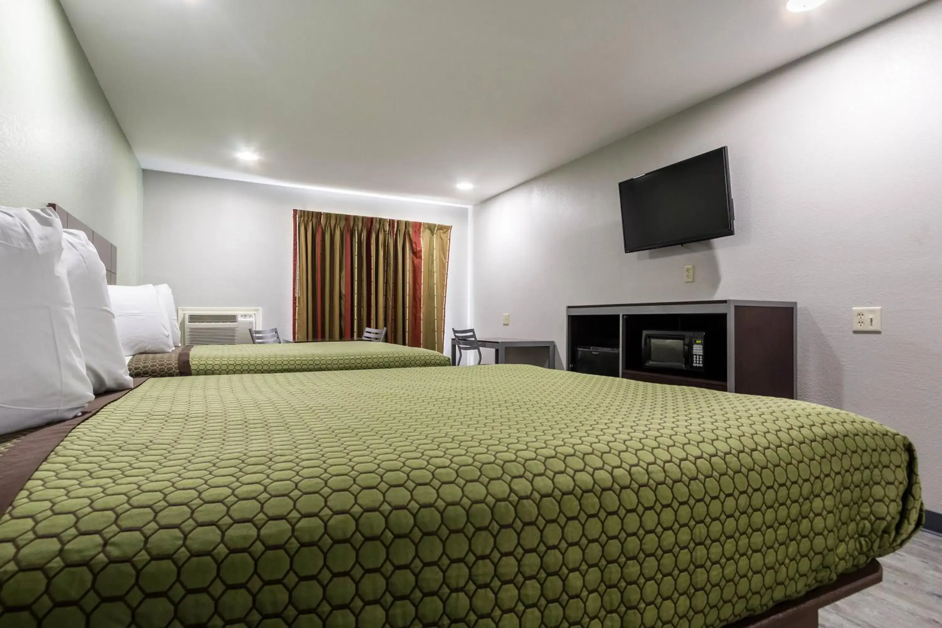 Bed in Scottish Inn and Suites Tomball Bed in Scottish Inn and Suites Tomball