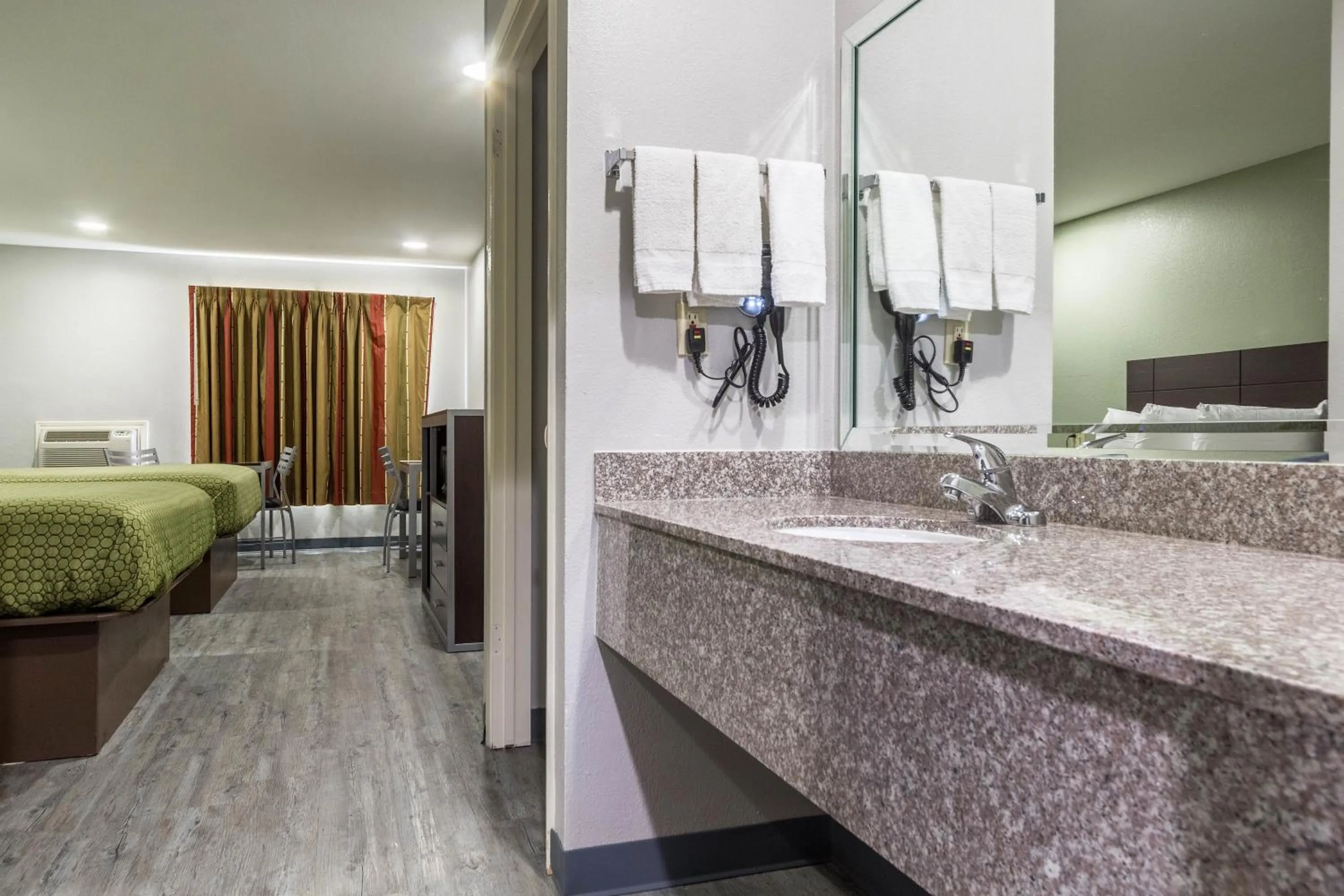 Bed in Scottish Inn and Suites Tomball