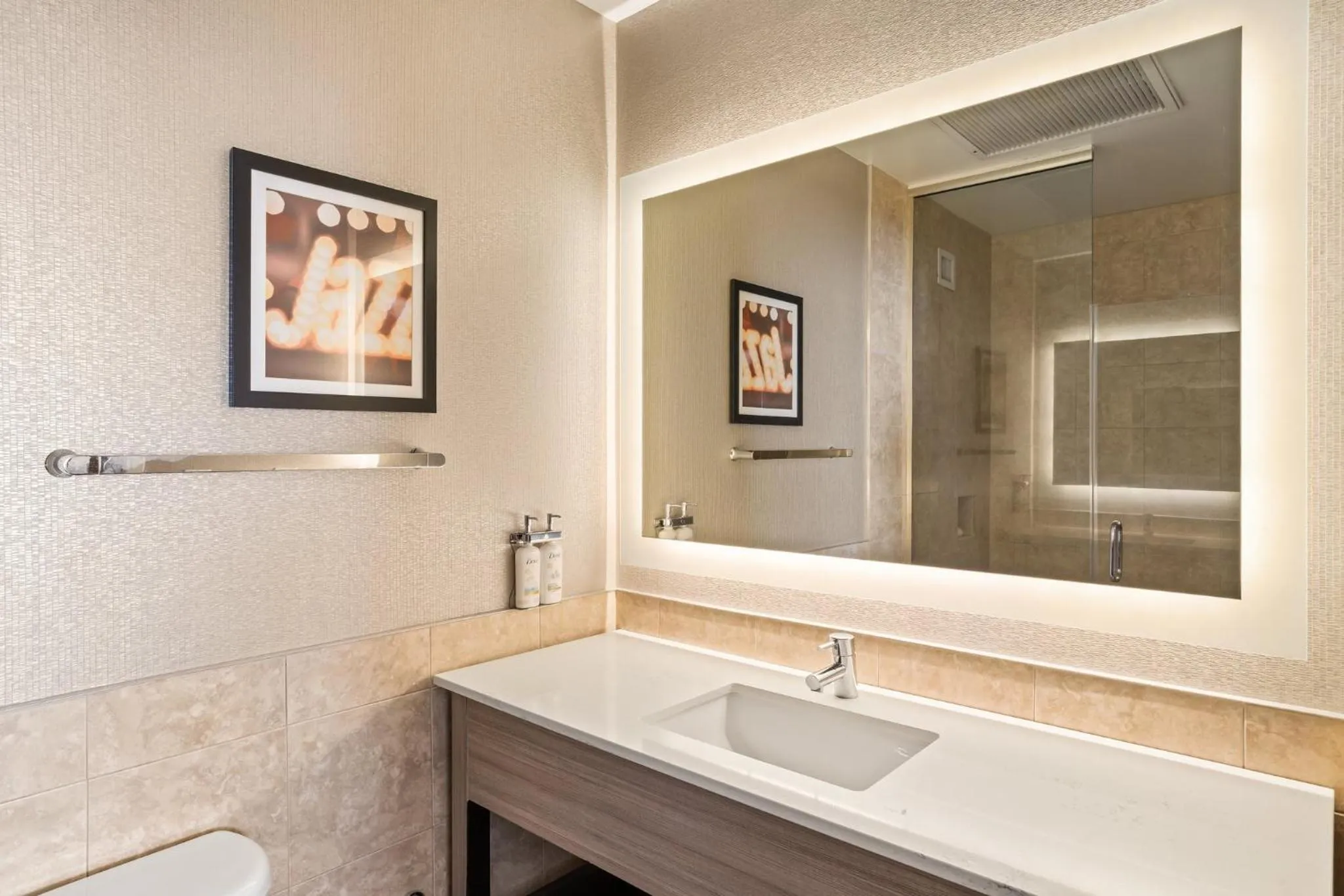 Bedroom in Holiday Inn Baton Rouge College Drive I-10 by IHG