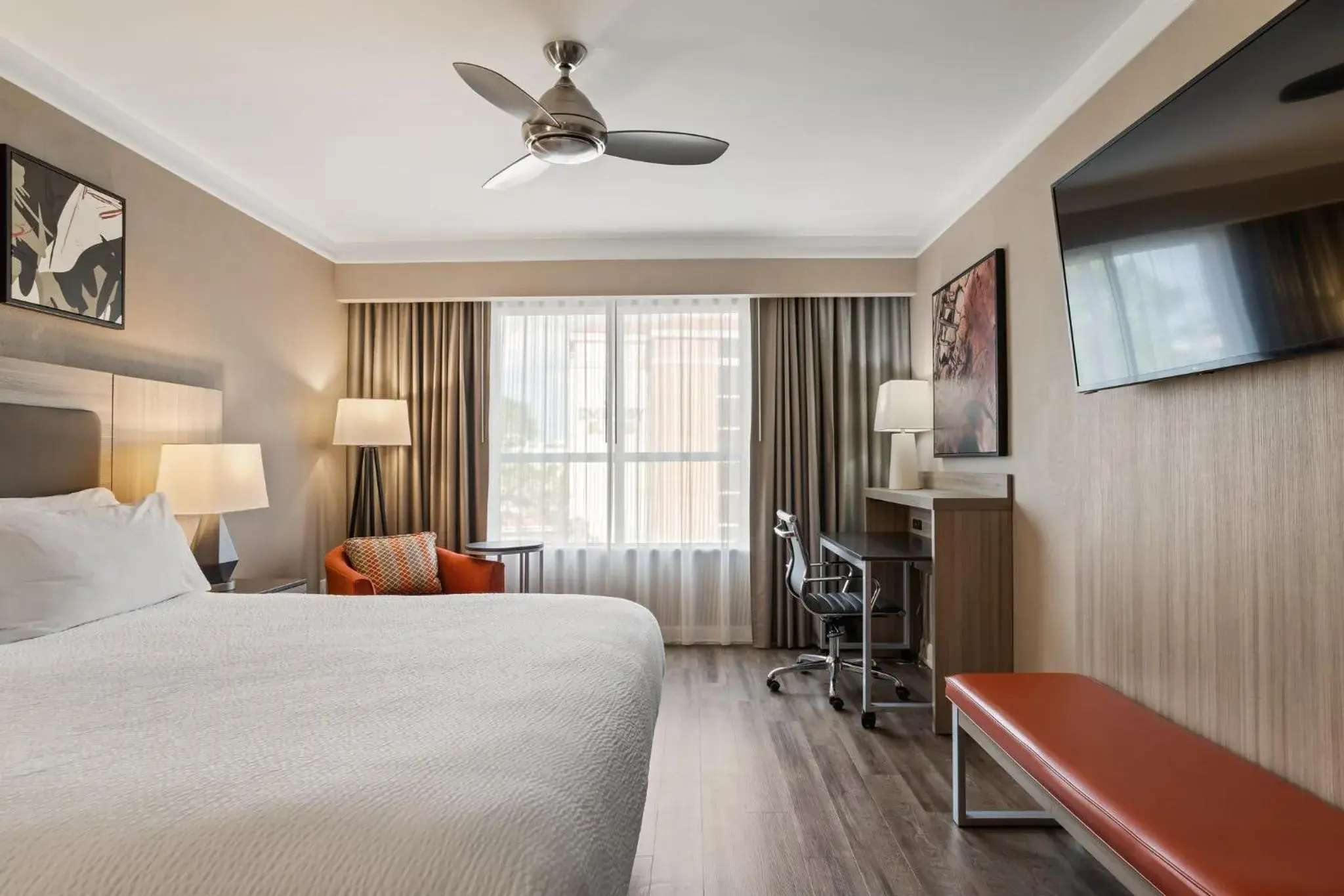 Standard King Room in Holiday Inn Baton Rouge College Drive I-10 by IHG Standard King Room in Holiday Inn Baton Rouge College Drive I-10 by IHG