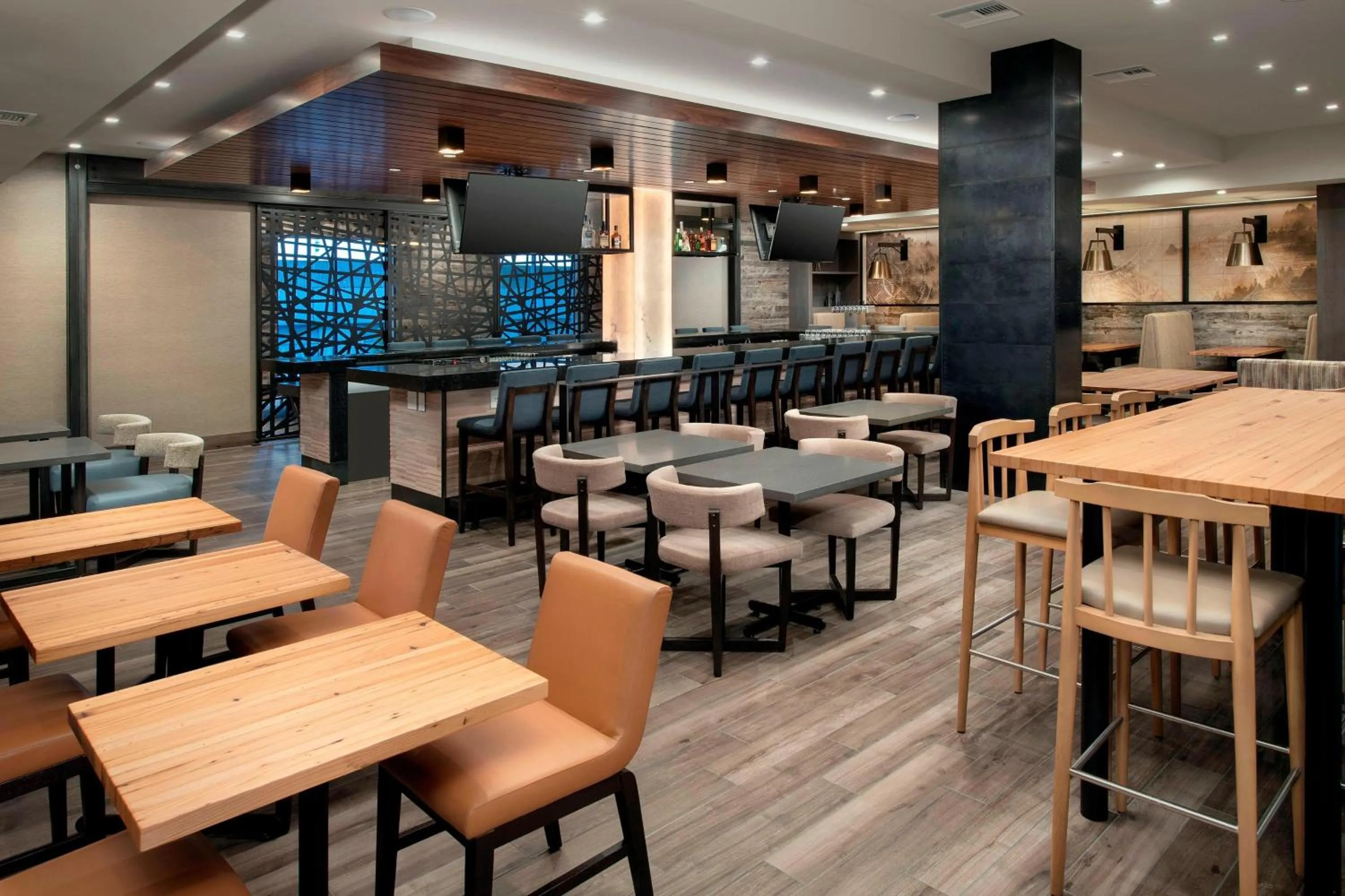 Lounge or bar in Delta Hotels by Marriott Seattle Everett