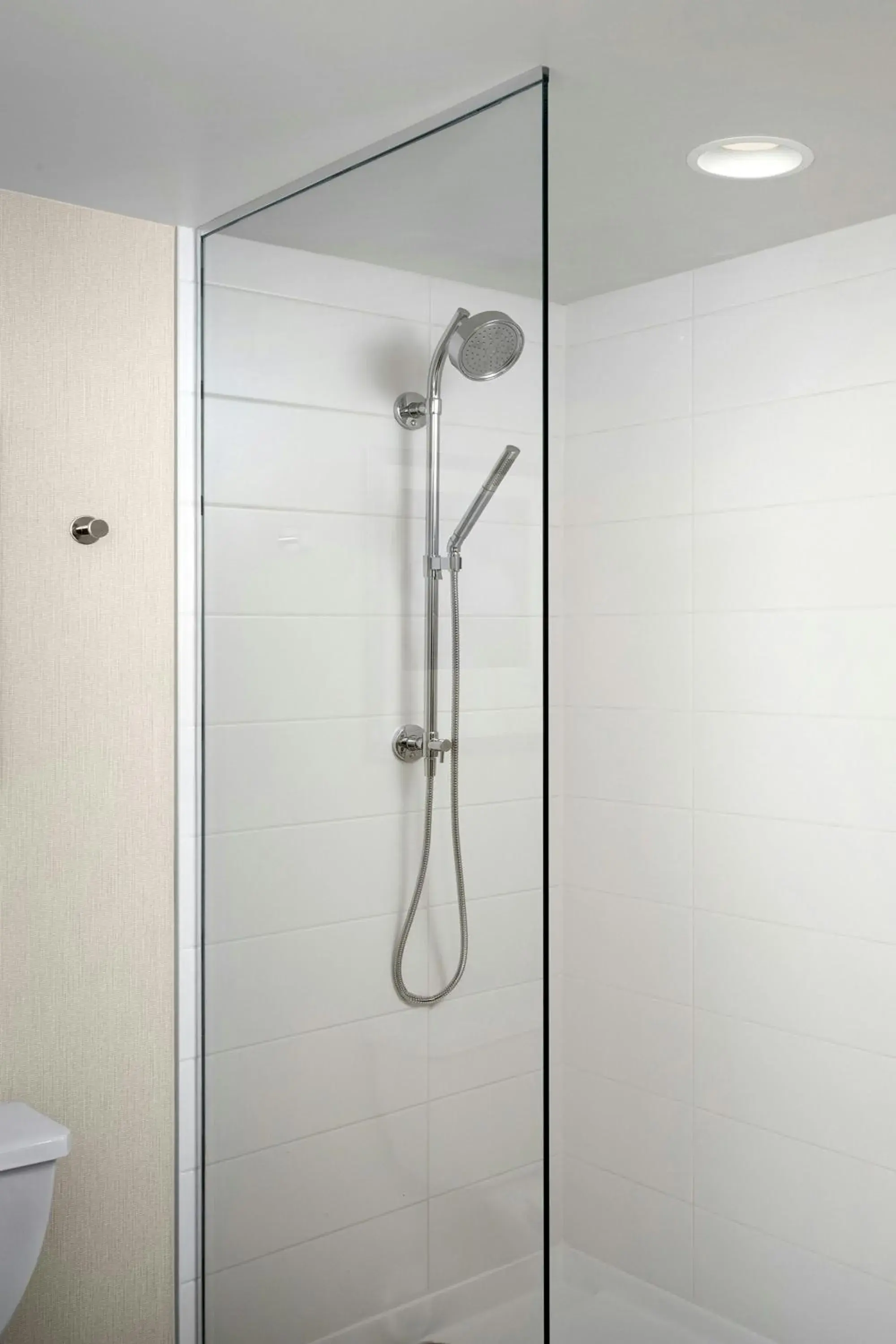 Queen Room with Two Queen Beds and Adapted Tub - Mobility and Hearing Accessible in Delta Hotels by Marriott Seattle Everett Queen Room with Two Queen Beds and Adapted Tub - Mobility and Hearing Accessible in Delta Hotels by Marriott Seattle Everett