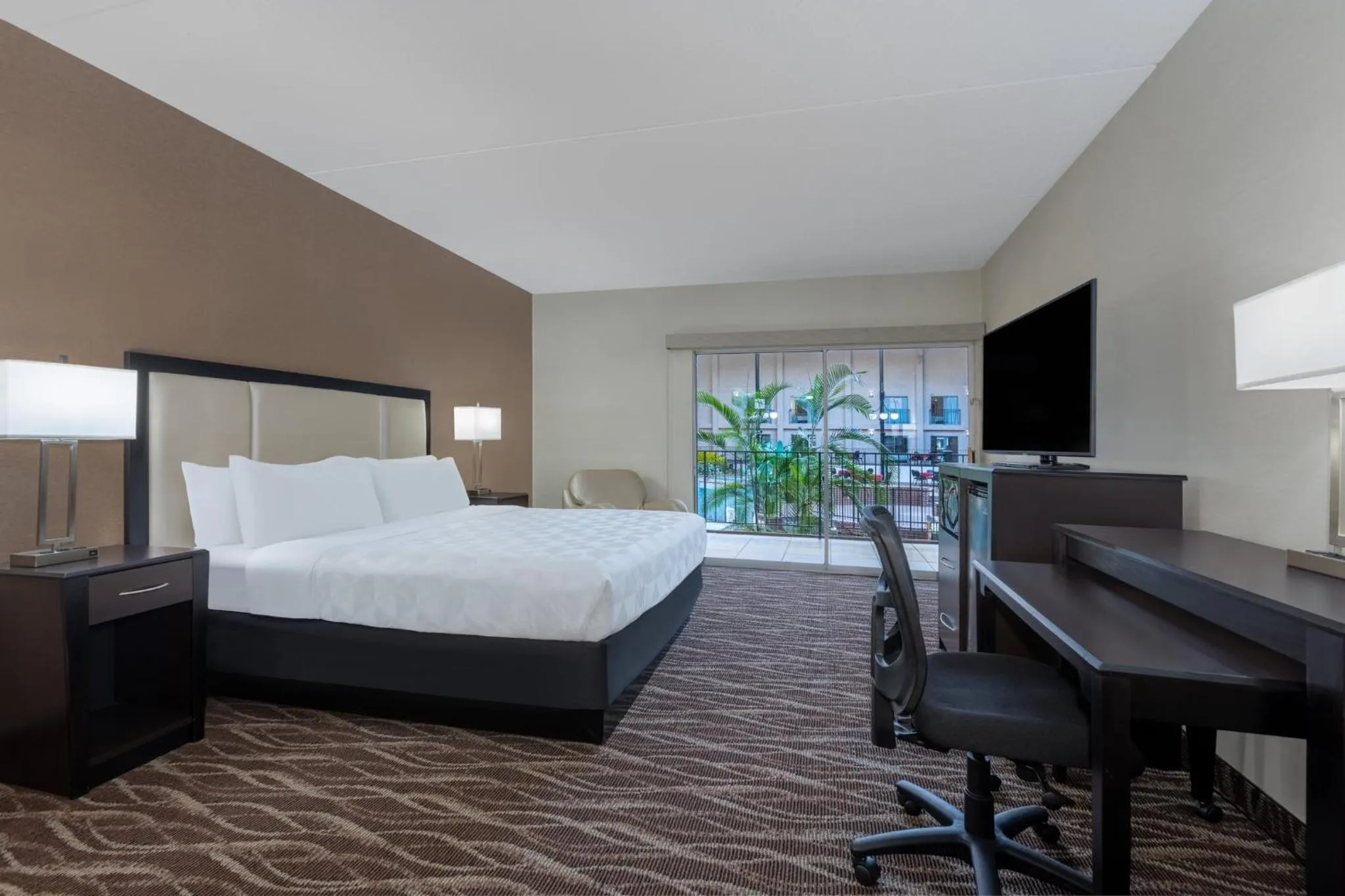 Photo of the whole room, Bed in Holiday Inn Des Moines-Airport Conf Center by IHG