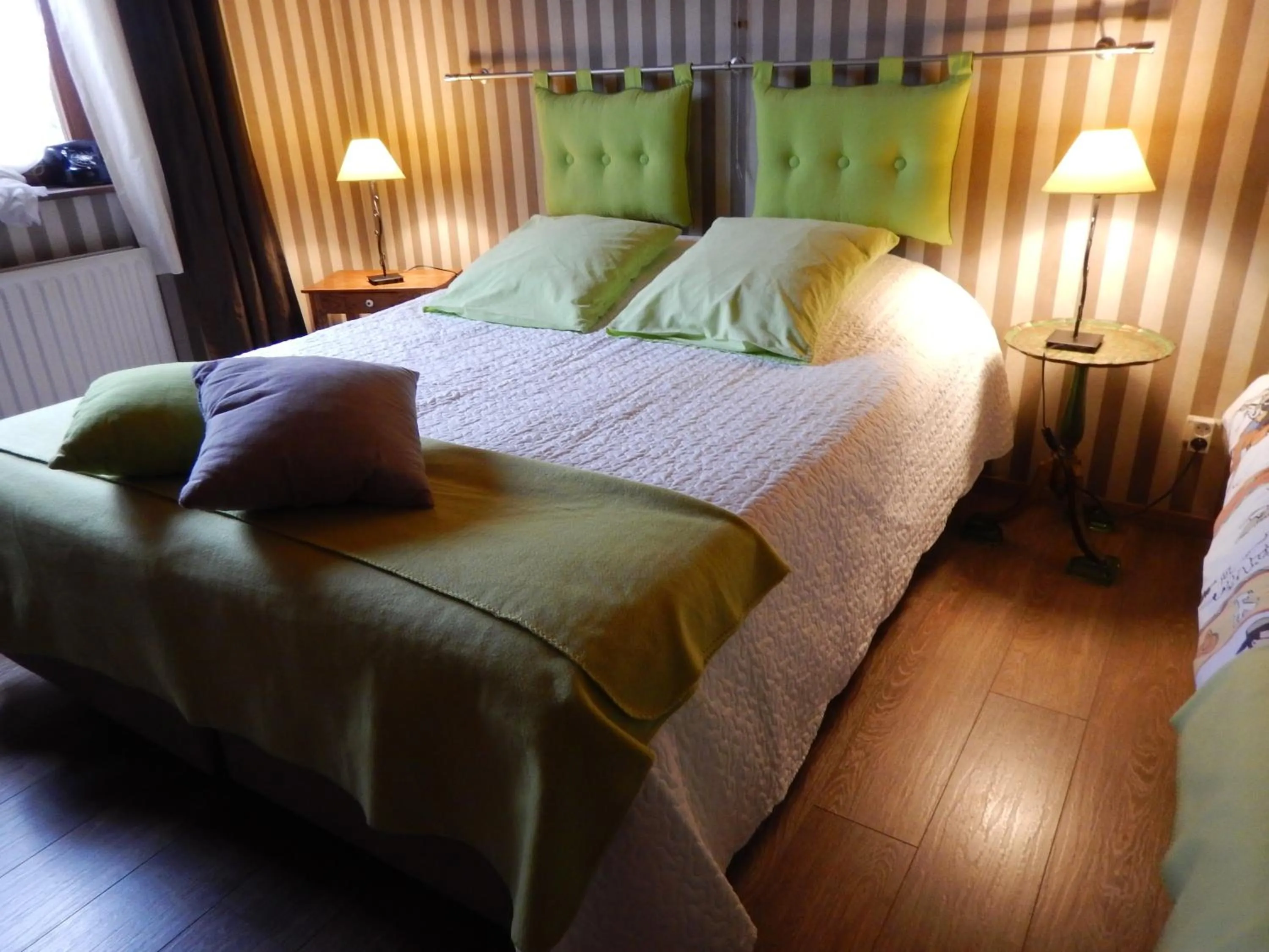 Photo of the whole room, Bed in La Chrysalide