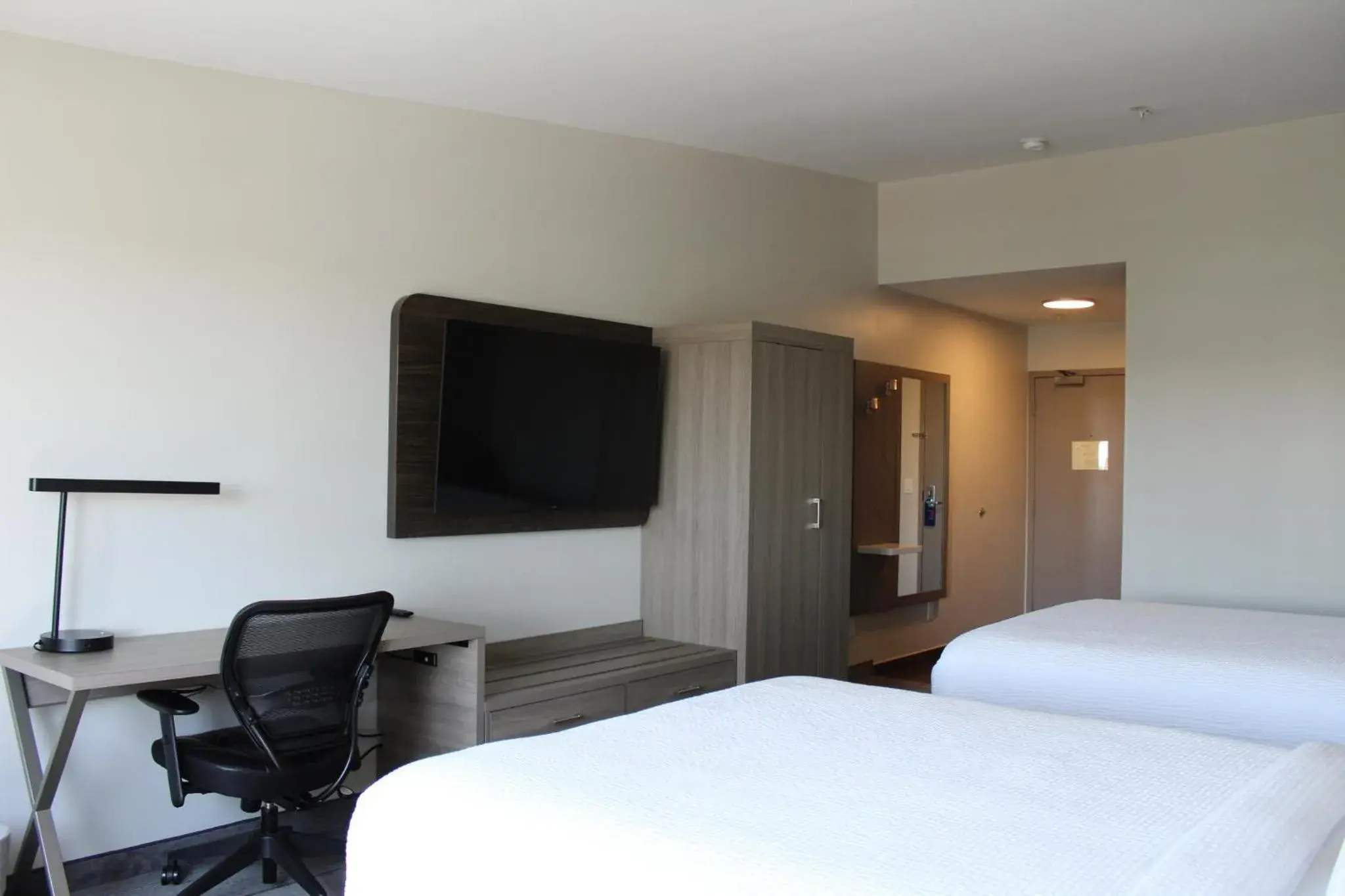 Standard Queen Room with Two Queen Beds in Holiday Inn Express Bakersfield by IHG Standard Queen Room with Two Queen Beds in Holiday Inn Express Bakersfield by IHG