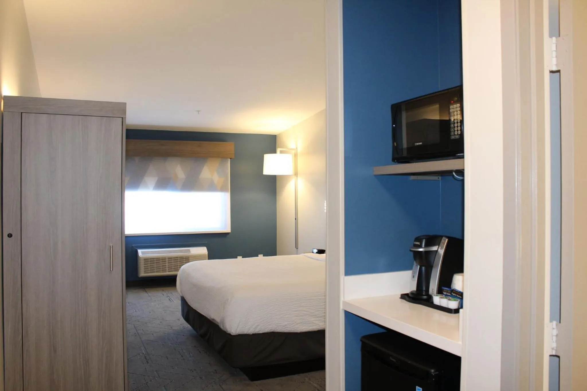 Photo of the whole room, Bed in Holiday Inn Express Bakersfield by IHG