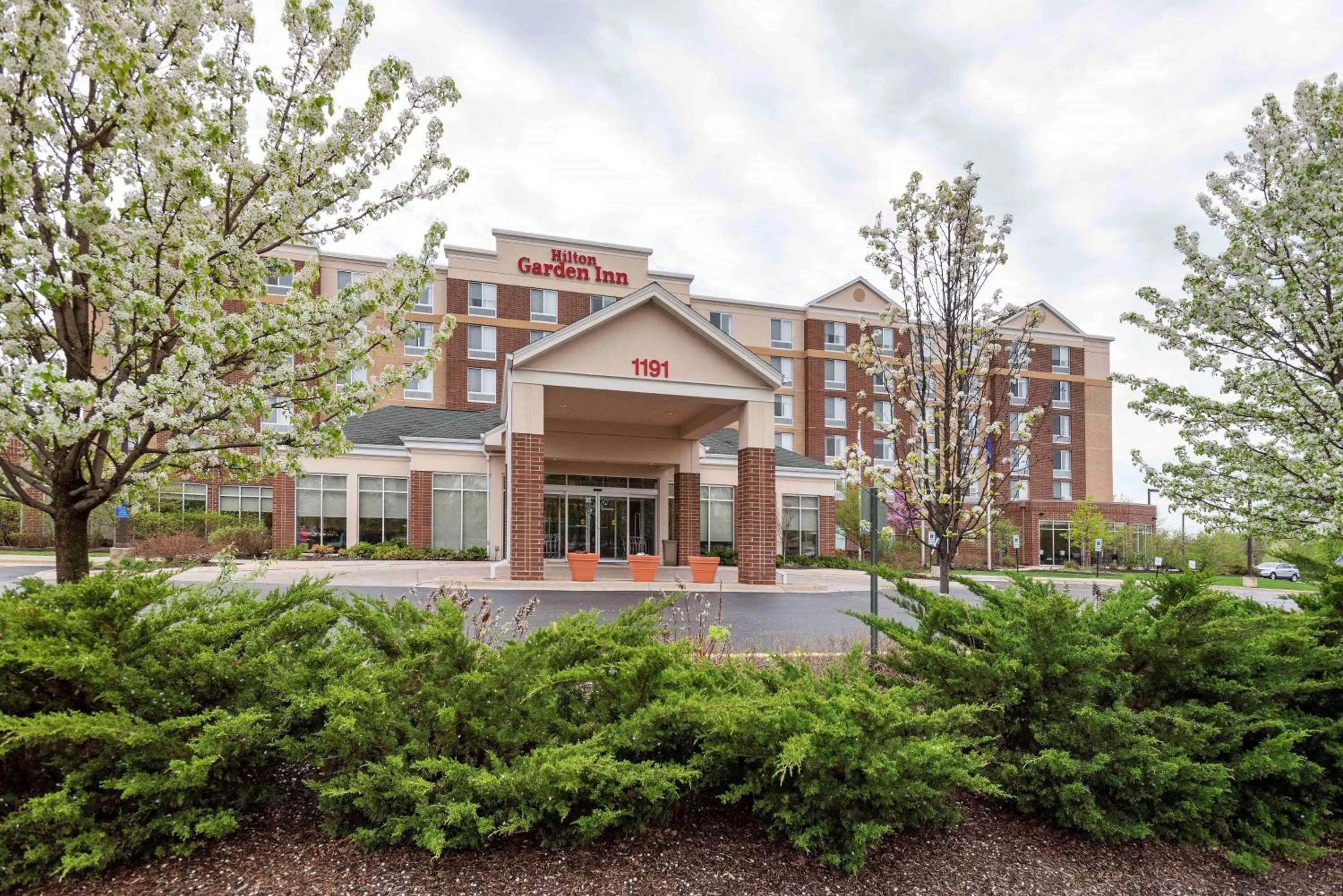 Property building in Hilton Garden Inn Schaumburg