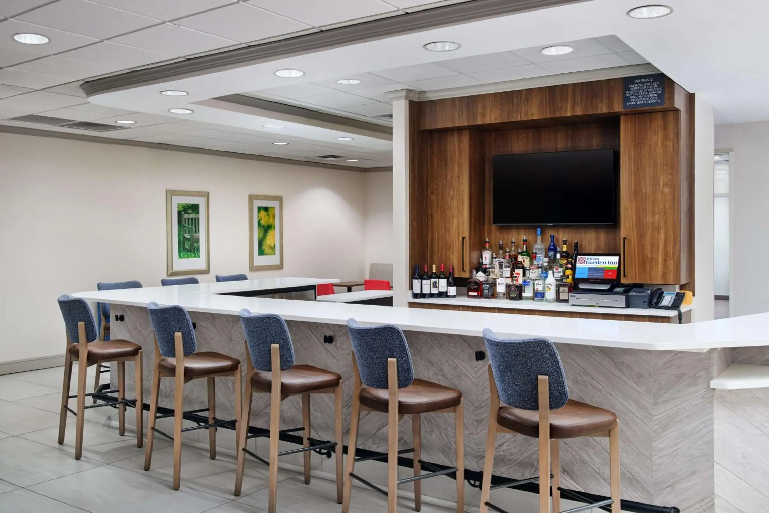 Lounge or bar in Hilton Garden Inn Schaumburg Lounge or bar in Hilton Garden Inn Schaumburg