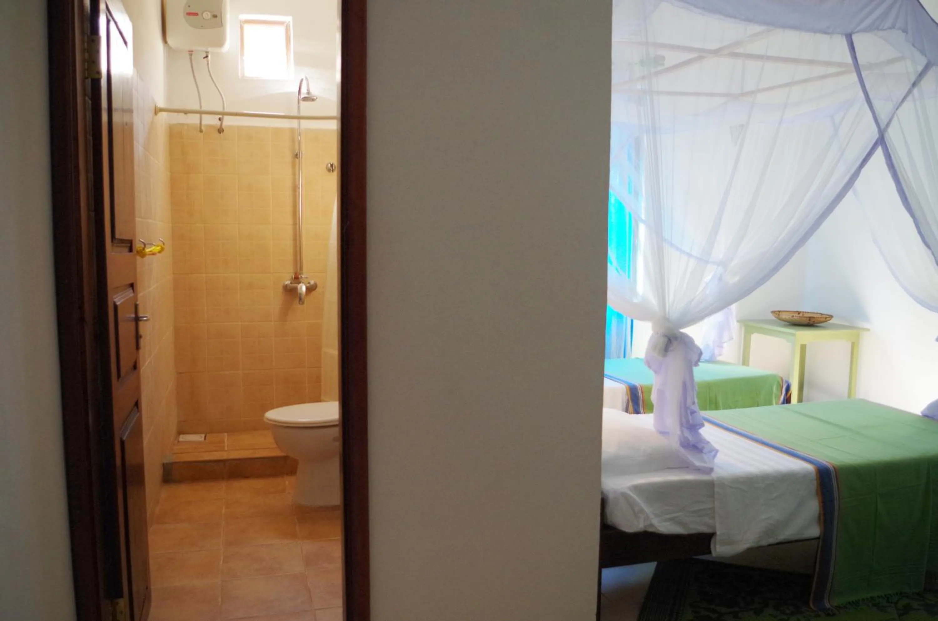 Shower, Bed in Retro