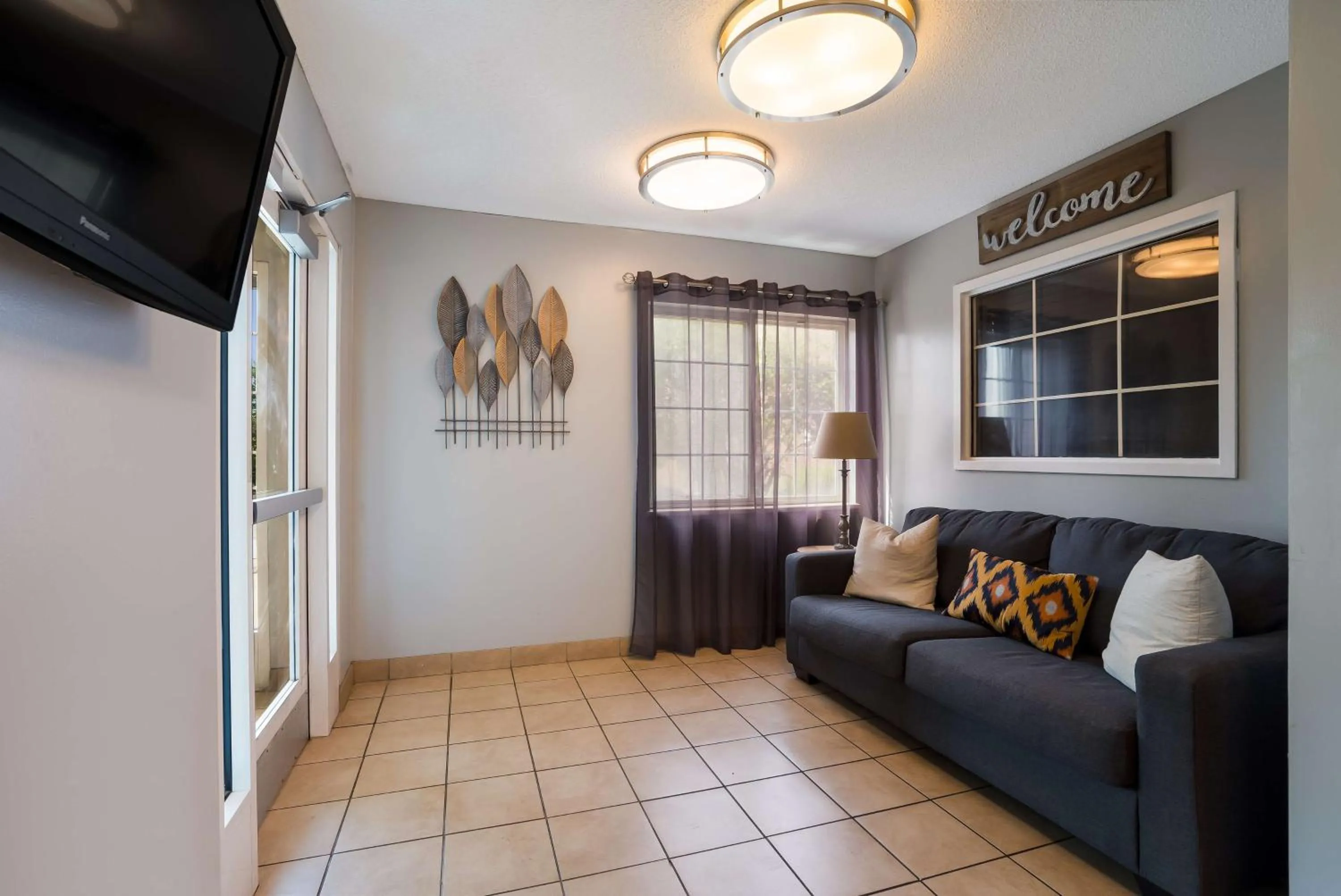 Lobby or reception in Sonesta Simply Suites Des Moines