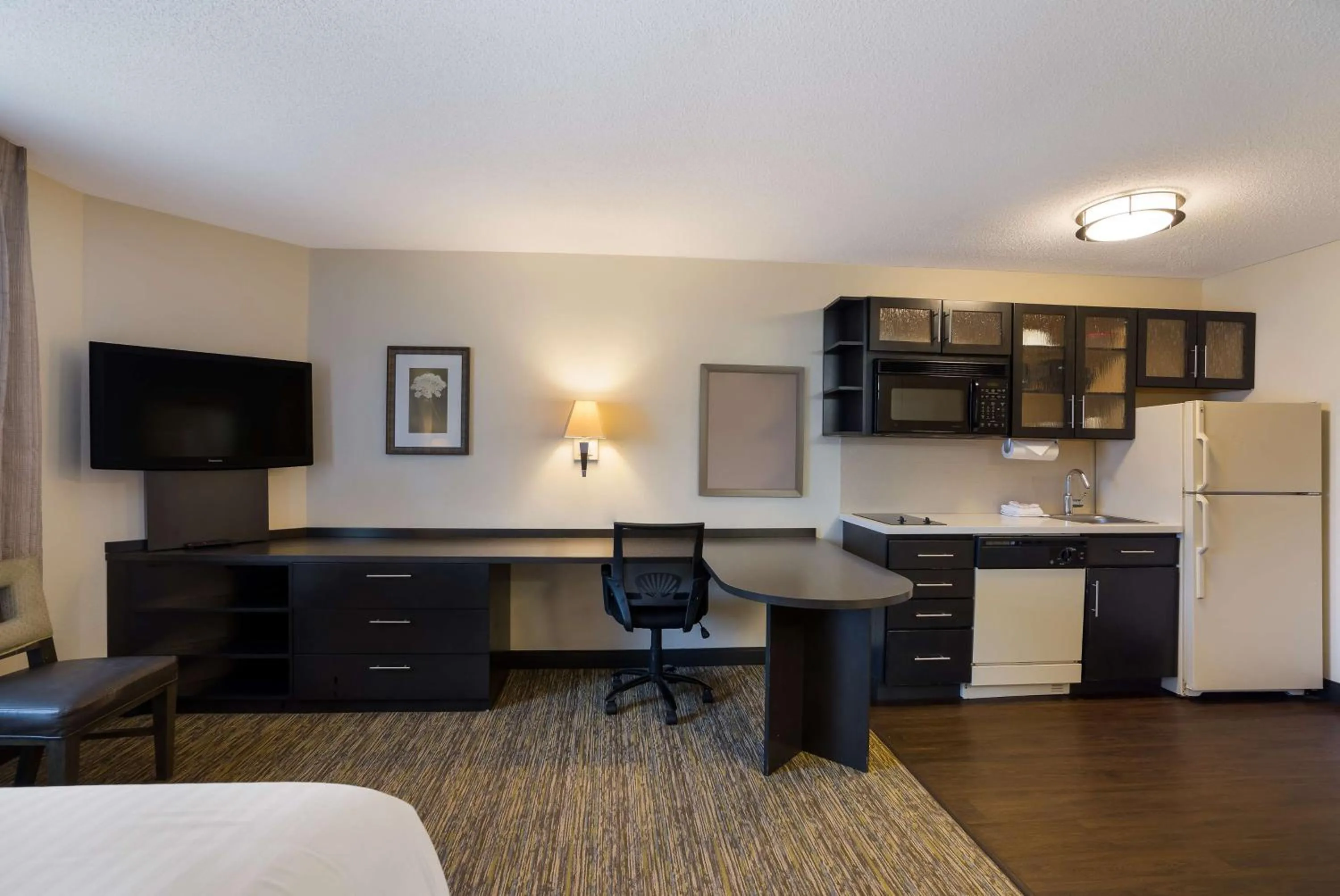 Kitchen or kitchenette in Sonesta Simply Suites Des Moines
