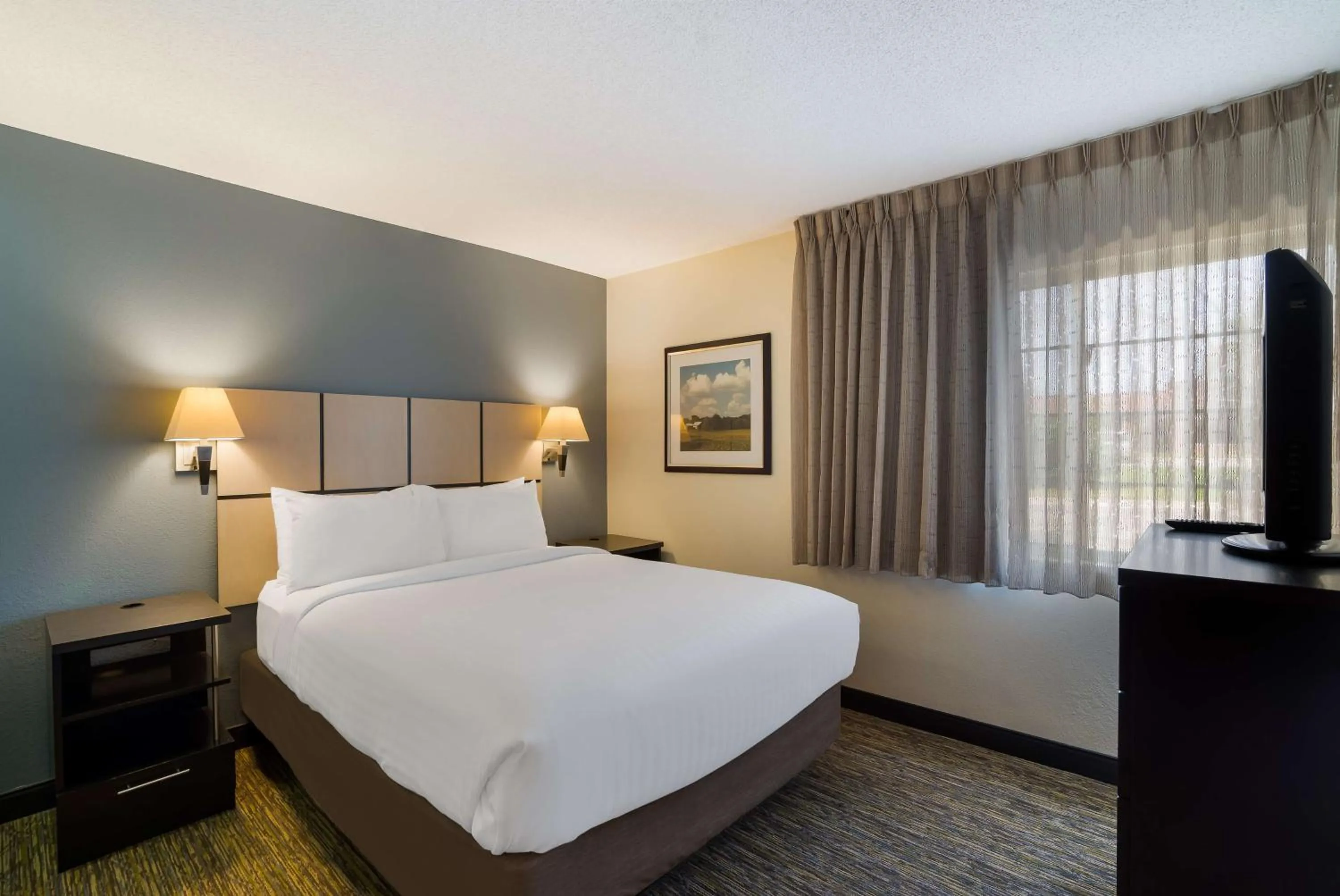 Photo of the whole room, Bed in Sonesta Simply Suites Des Moines