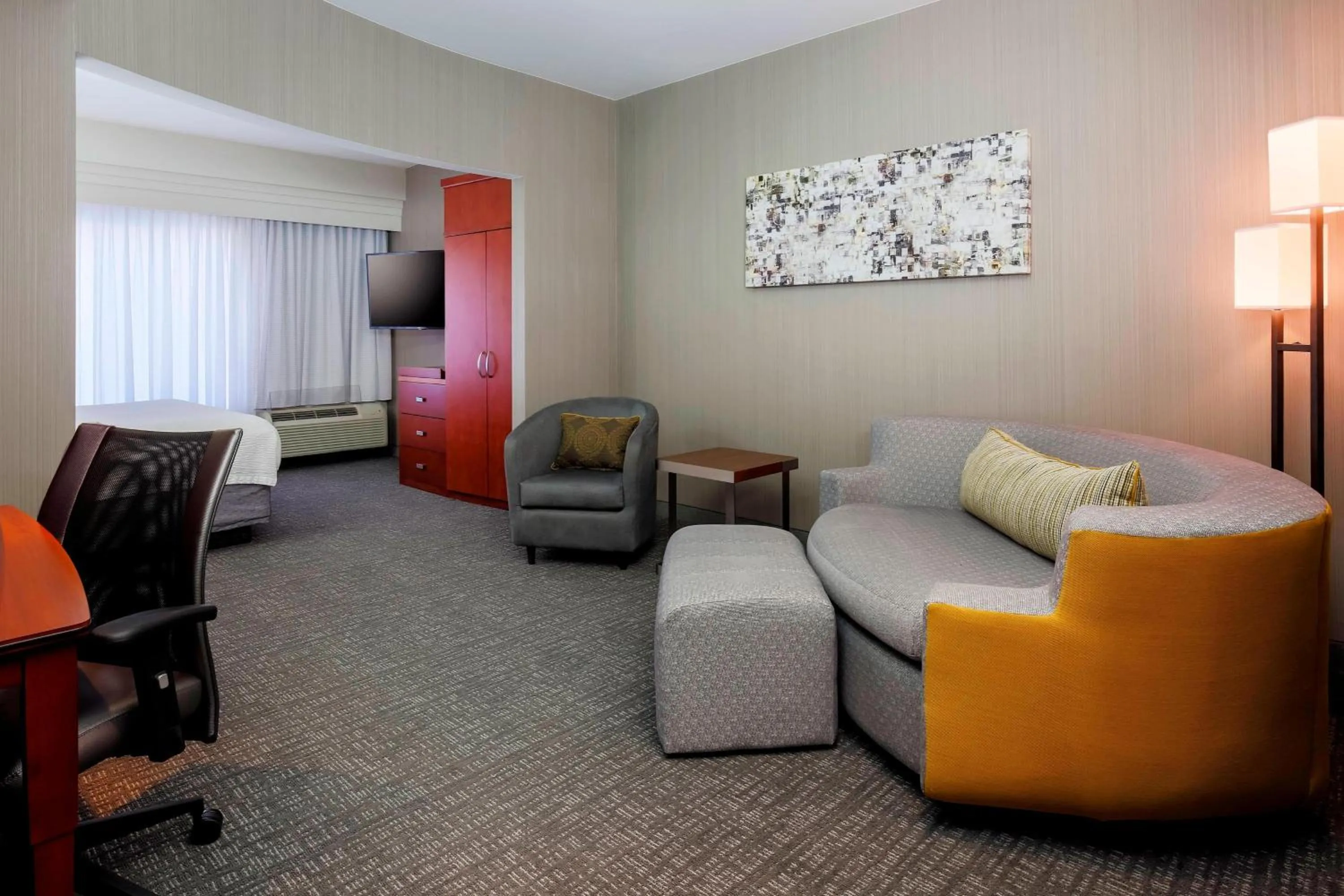 Photo of the whole room in Courtyard by Marriott Dallas Arlington South